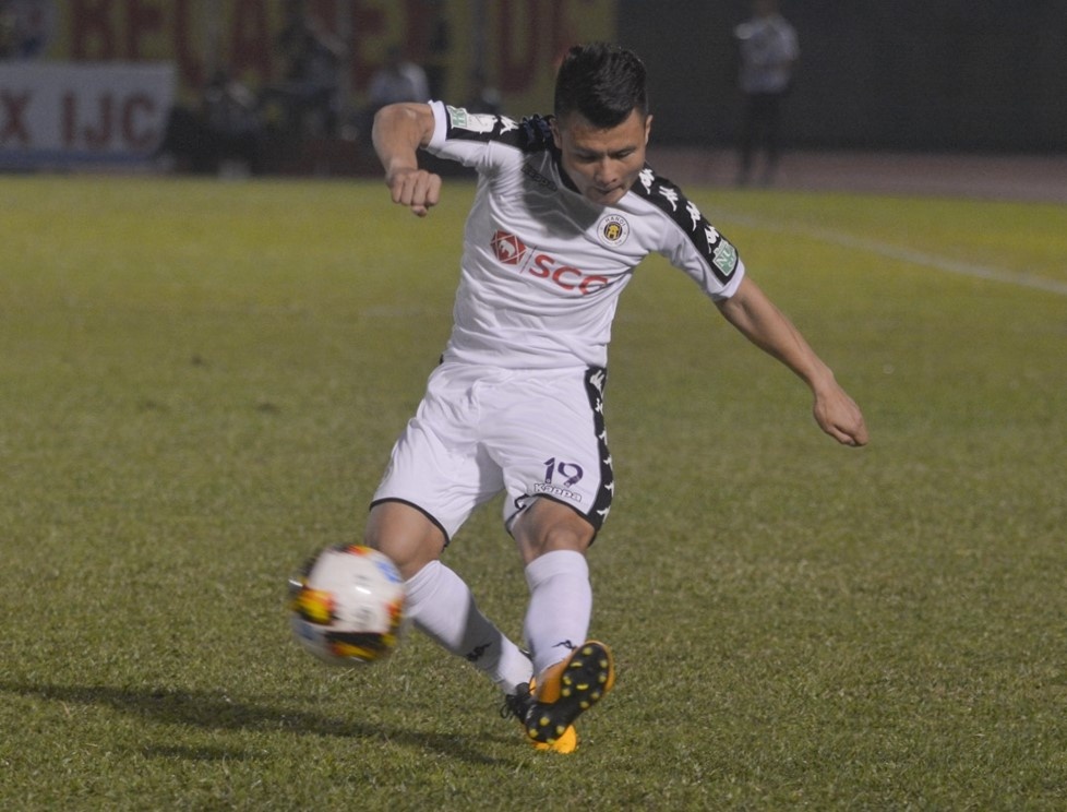 Quang Hai 'tat tieng' truoc chu nha Binh Duong anh 1