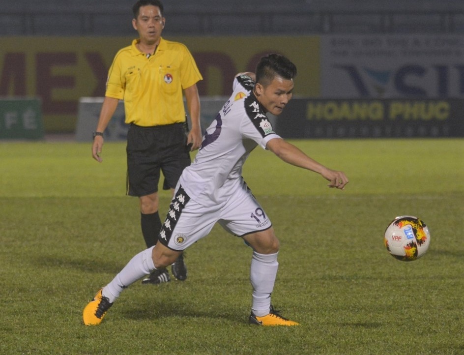 Quang Hai 'tat tieng' truoc chu nha Binh Duong anh 2