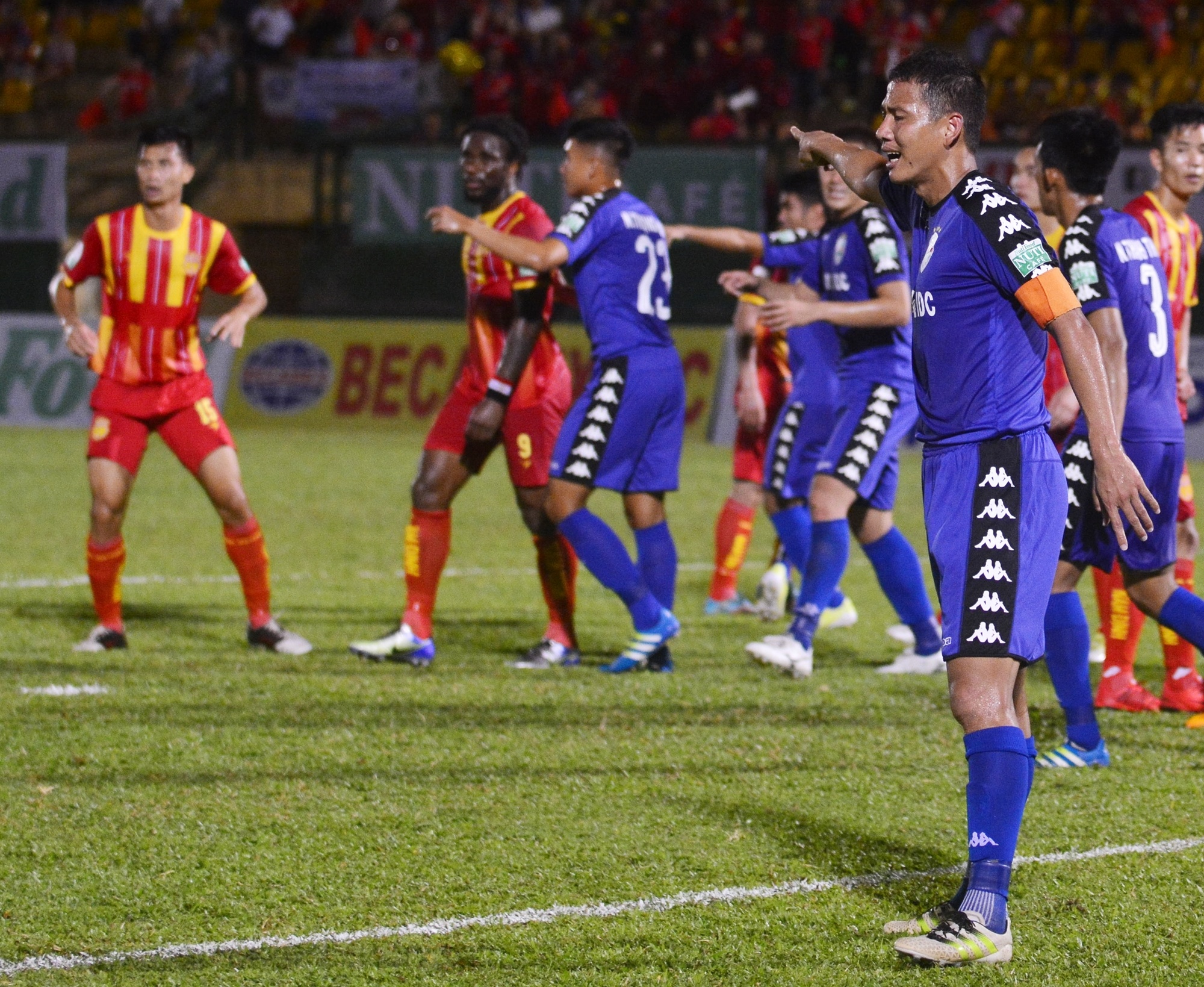 'Ong gia' Anh Duc toa sang la buoc lui cua bong da Viet Nam? anh 3