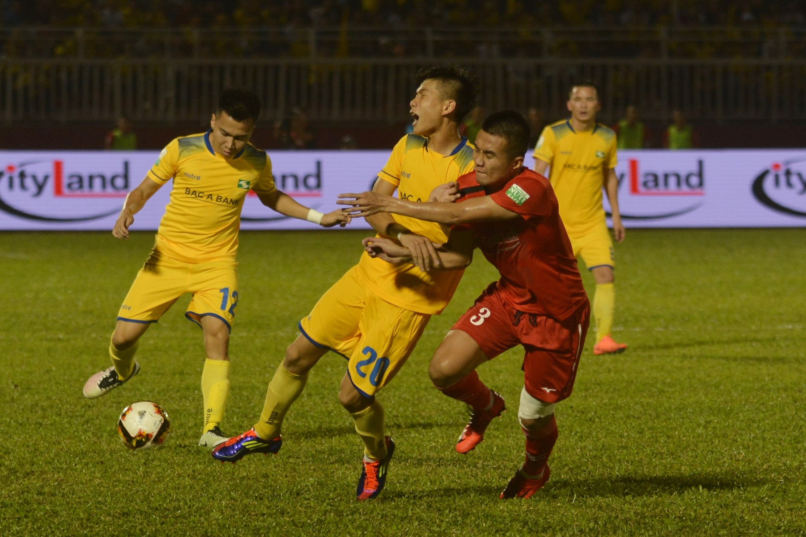 Hai thanh vien tuyen Viet Nam toa sang truoc doi cua HLV Miura anh 4