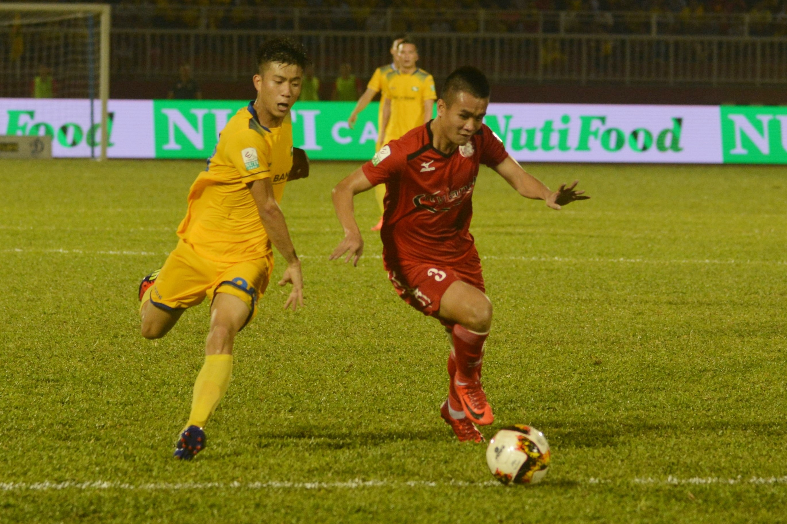 Hai thanh vien tuyen Viet Nam toa sang truoc doi cua HLV Miura anh 3