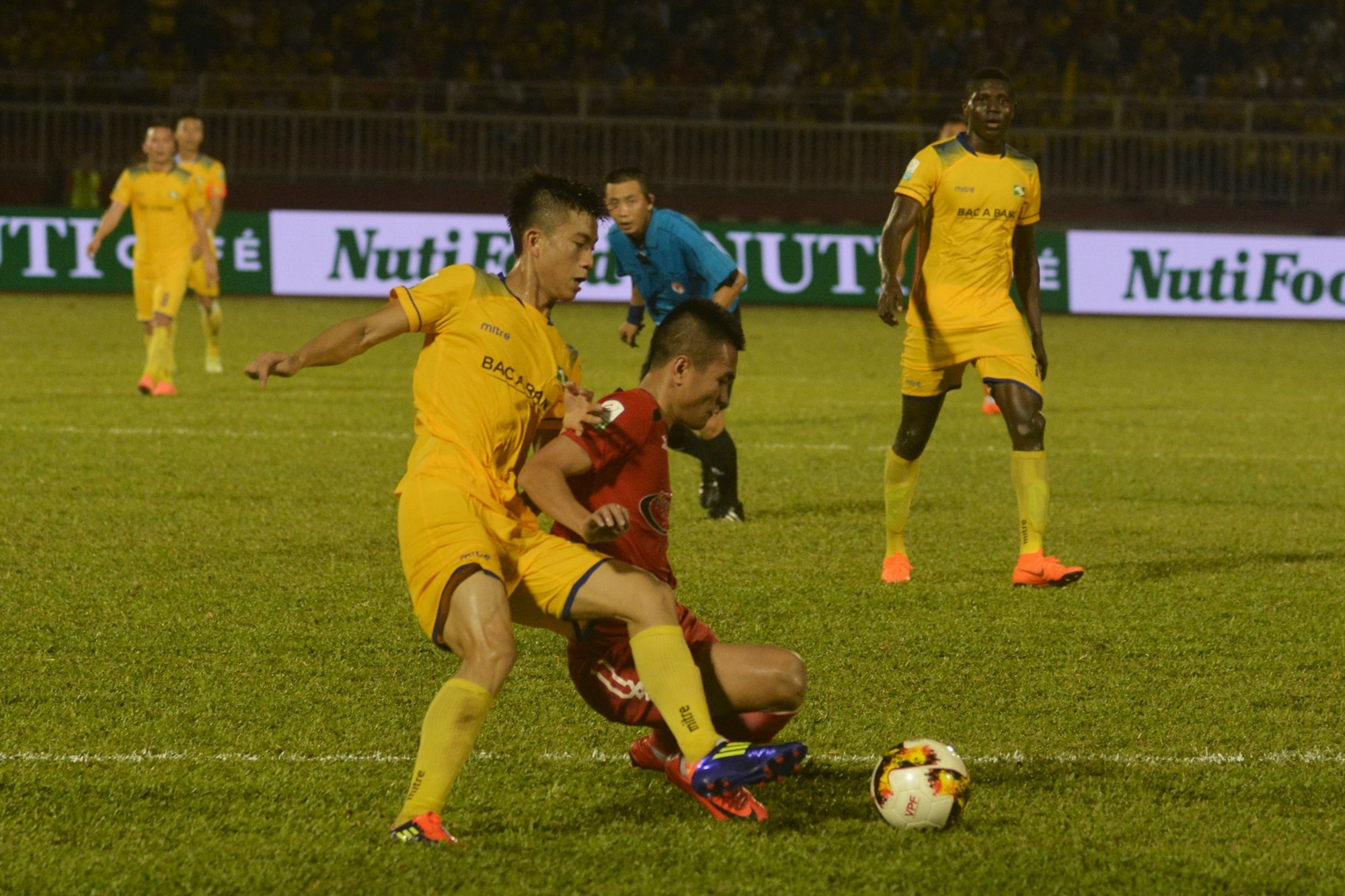 Hai thanh vien tuyen Viet Nam toa sang truoc doi cua HLV Miura anh 2