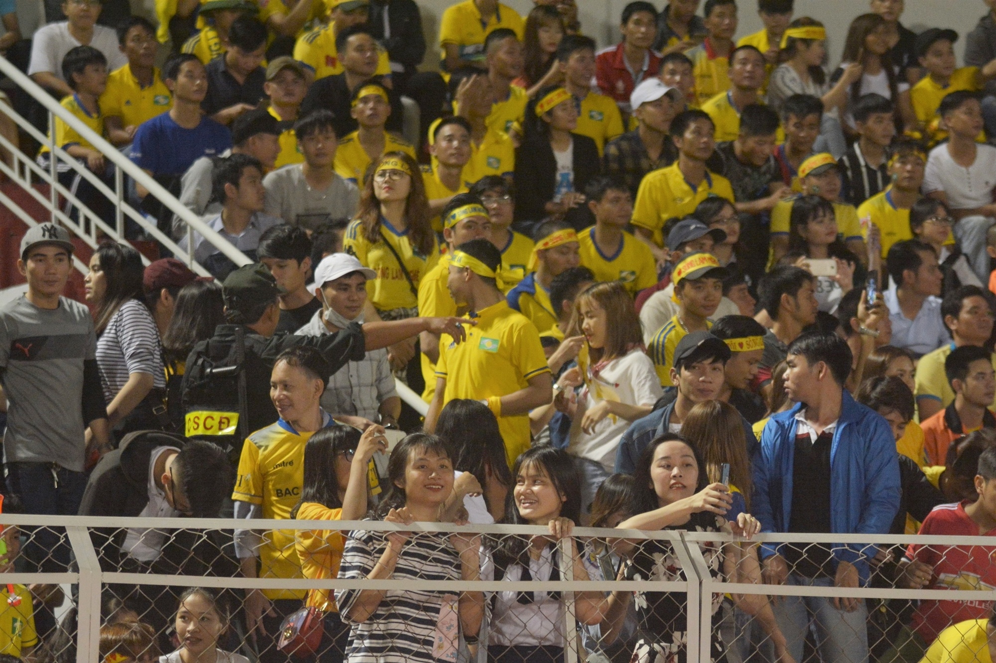 Hai thanh vien tuyen Viet Nam toa sang truoc doi cua HLV Miura anh 11