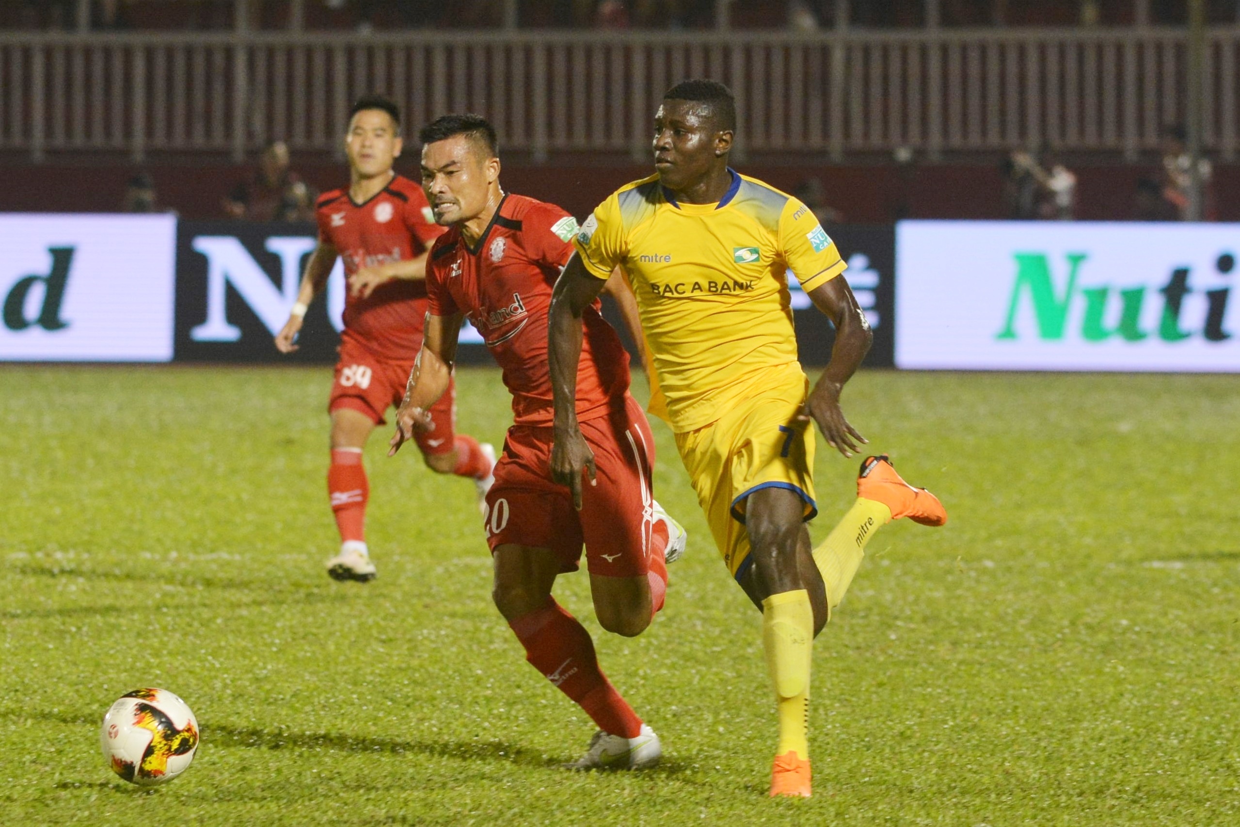 Hai thanh vien tuyen Viet Nam toa sang truoc doi cua HLV Miura anh 8