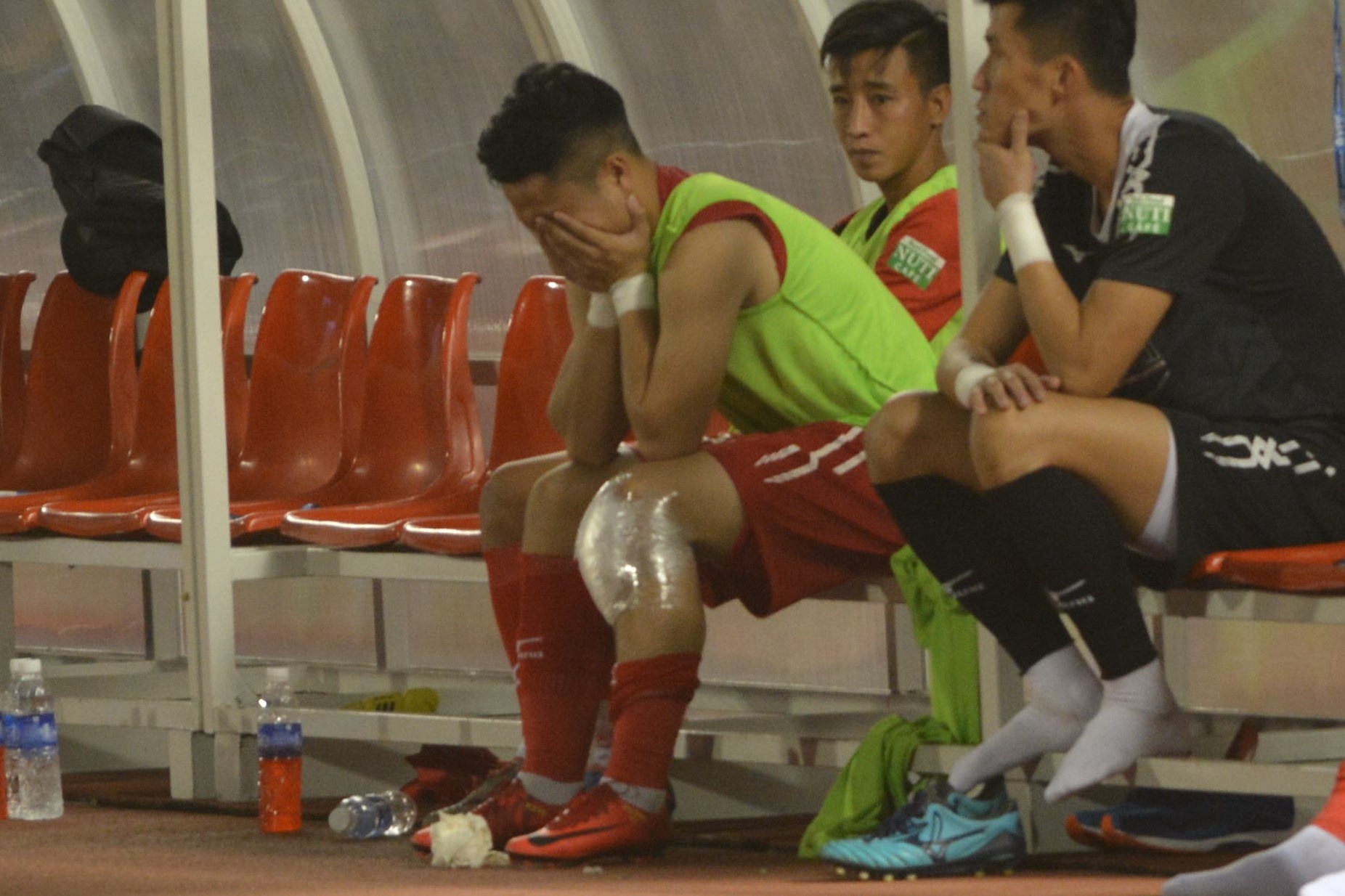 Hai thanh vien tuyen Viet Nam toa sang truoc doi cua HLV Miura anh 5