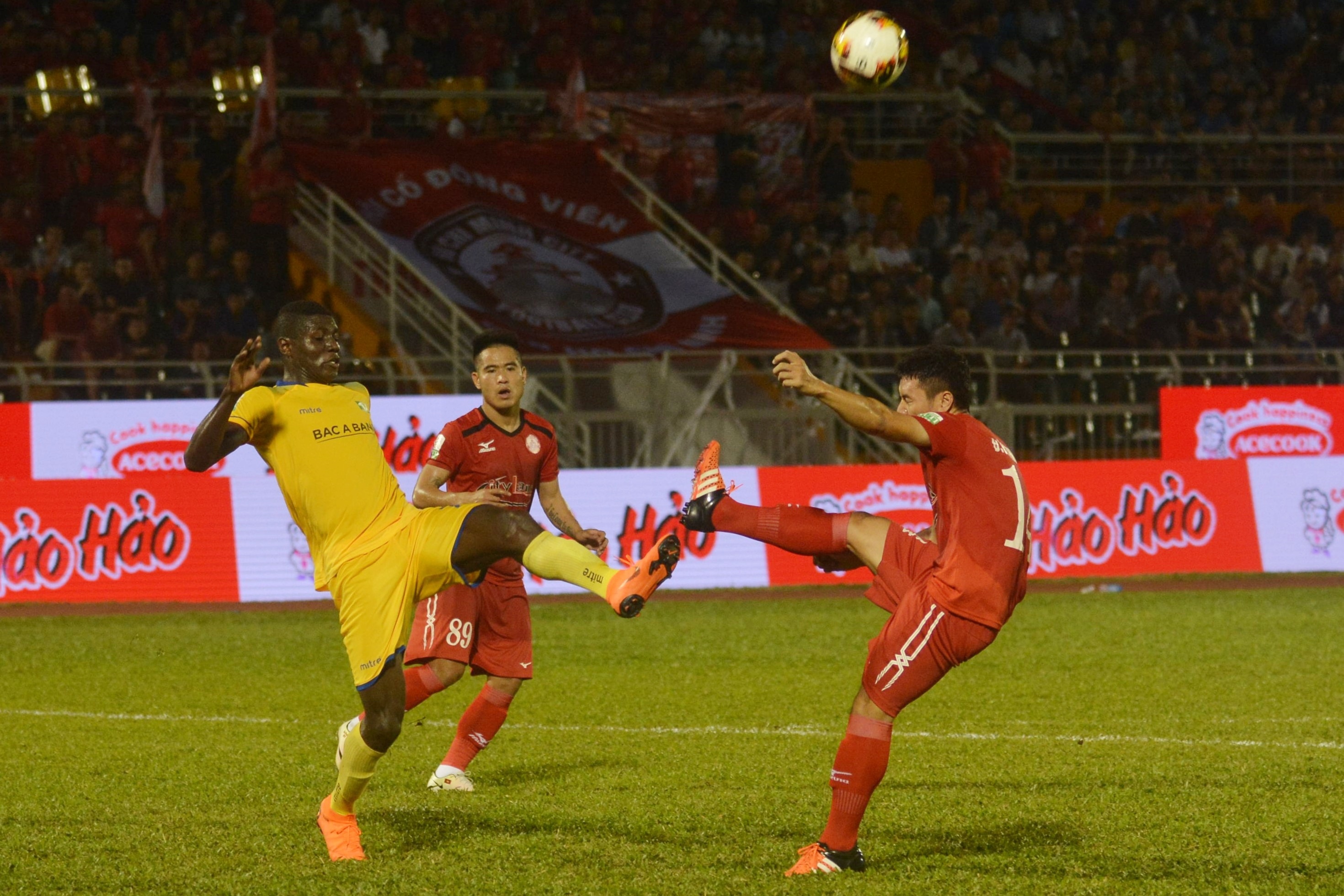 Hai thanh vien tuyen Viet Nam toa sang truoc doi cua HLV Miura anh 10