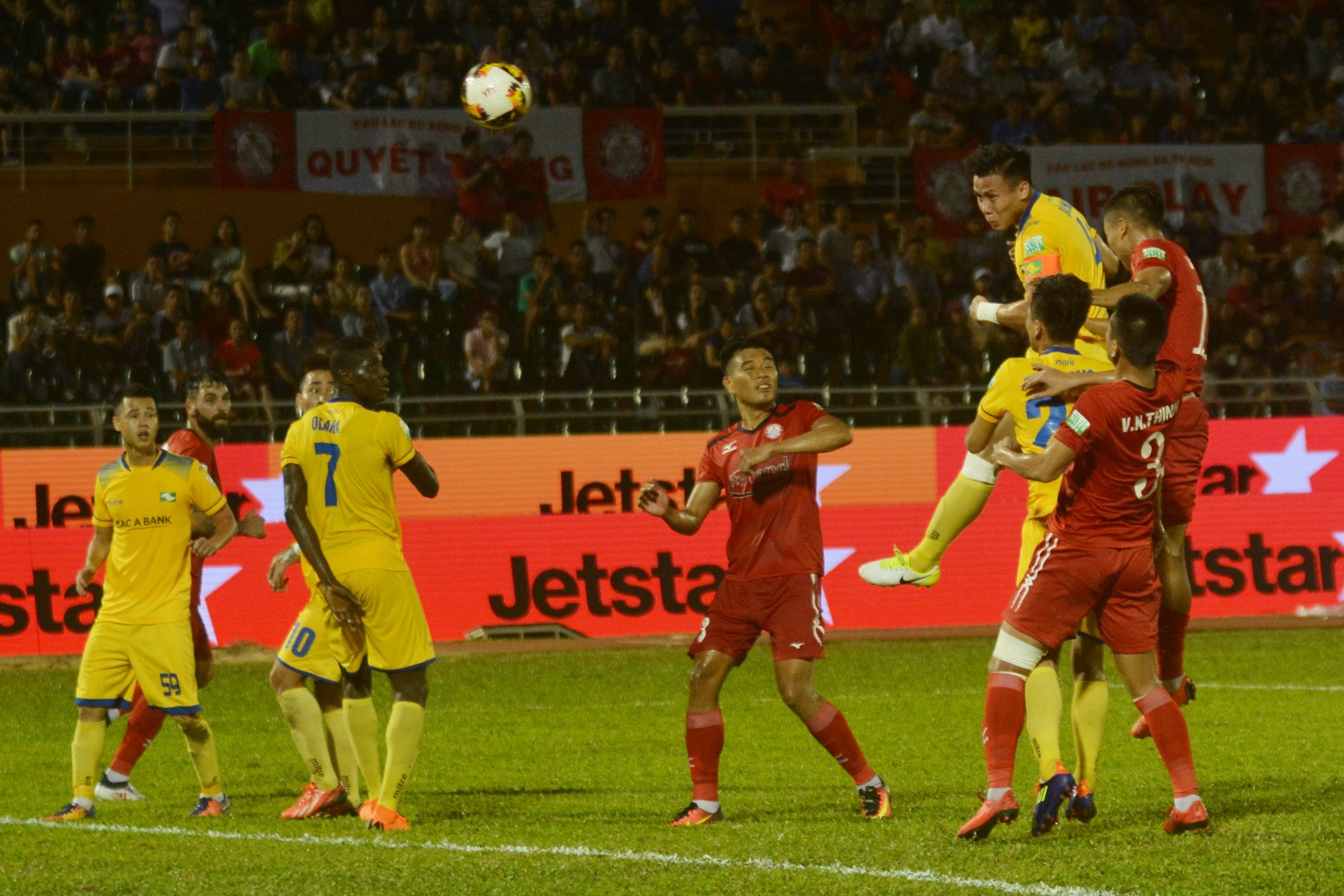 Hai thanh vien tuyen Viet Nam toa sang truoc doi cua HLV Miura anh 6