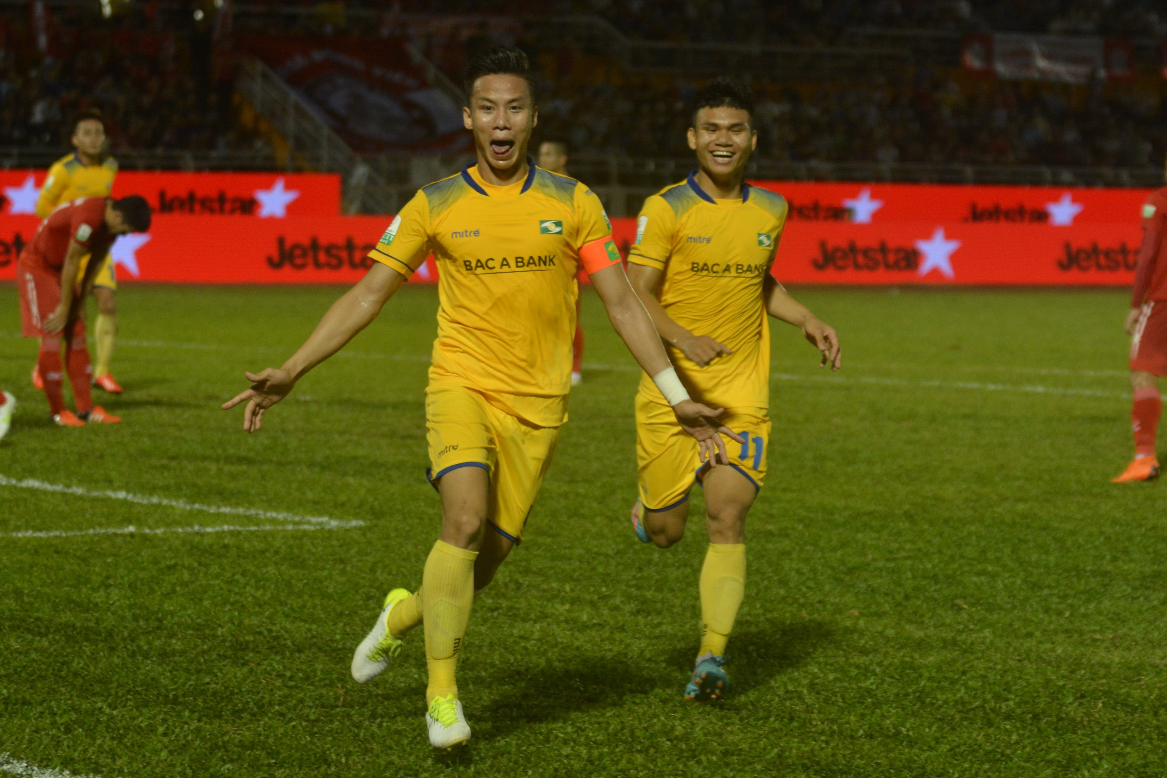 Hai thanh vien tuyen Viet Nam toa sang truoc doi cua HLV Miura anh 7