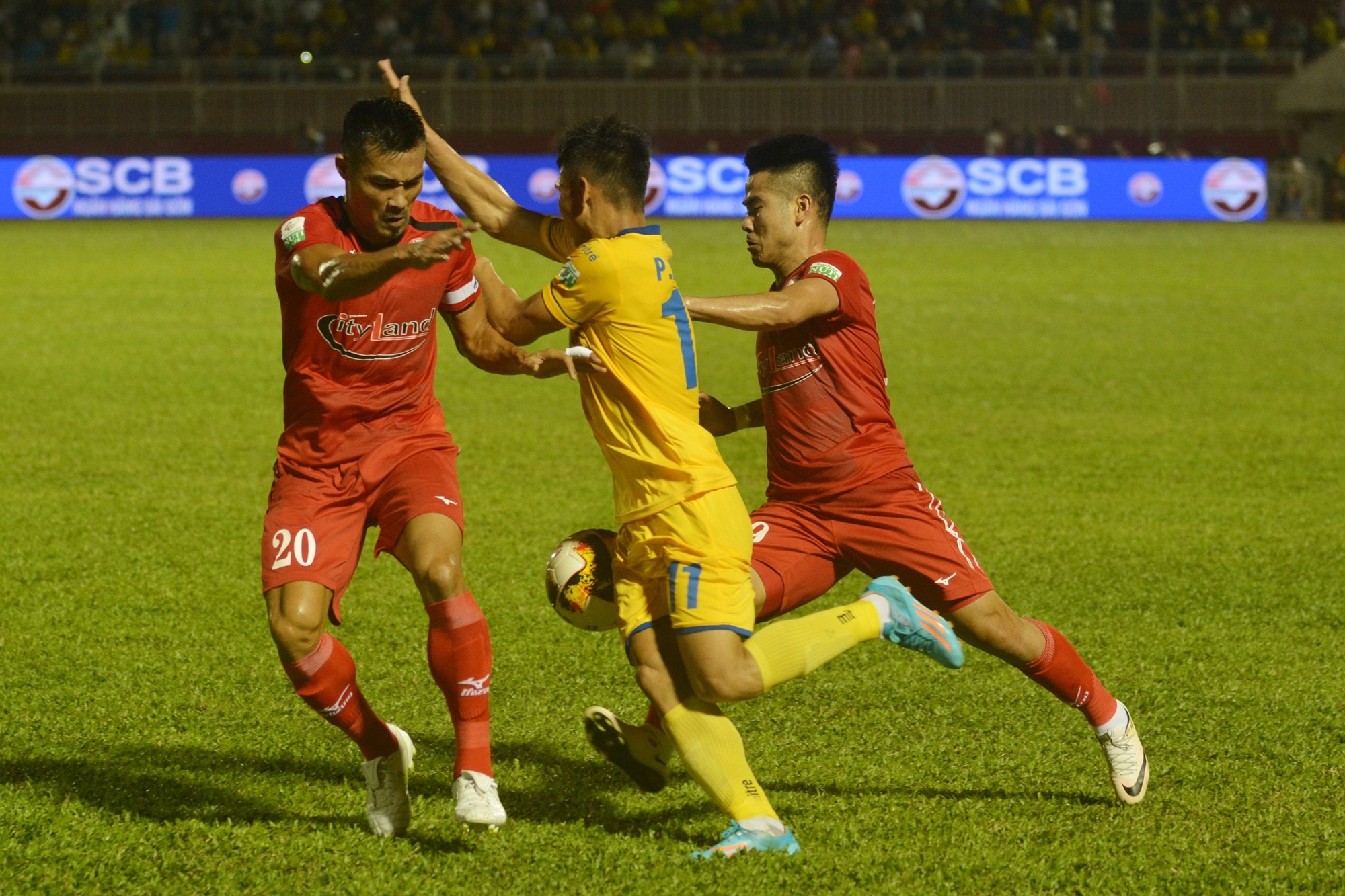 Hai thanh vien tuyen Viet Nam toa sang truoc doi cua HLV Miura anh 9