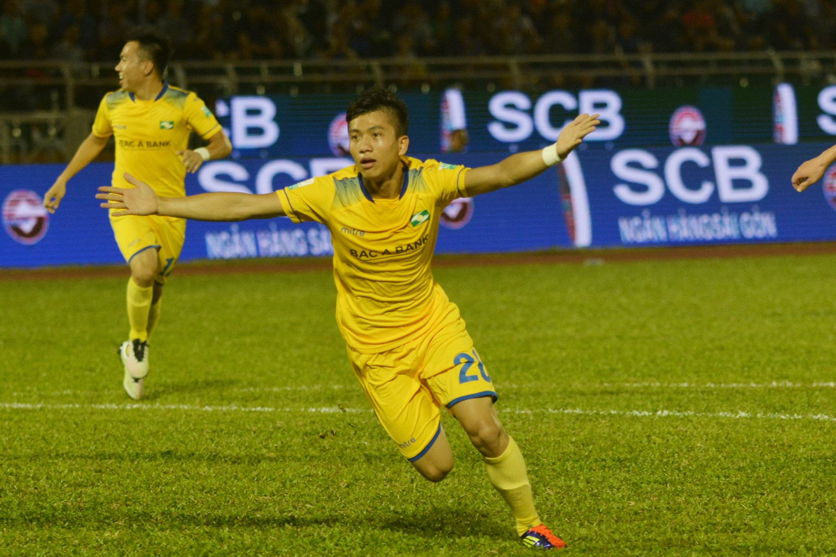 Hai thanh vien tuyen Viet Nam toa sang truoc doi cua HLV Miura hinh anh