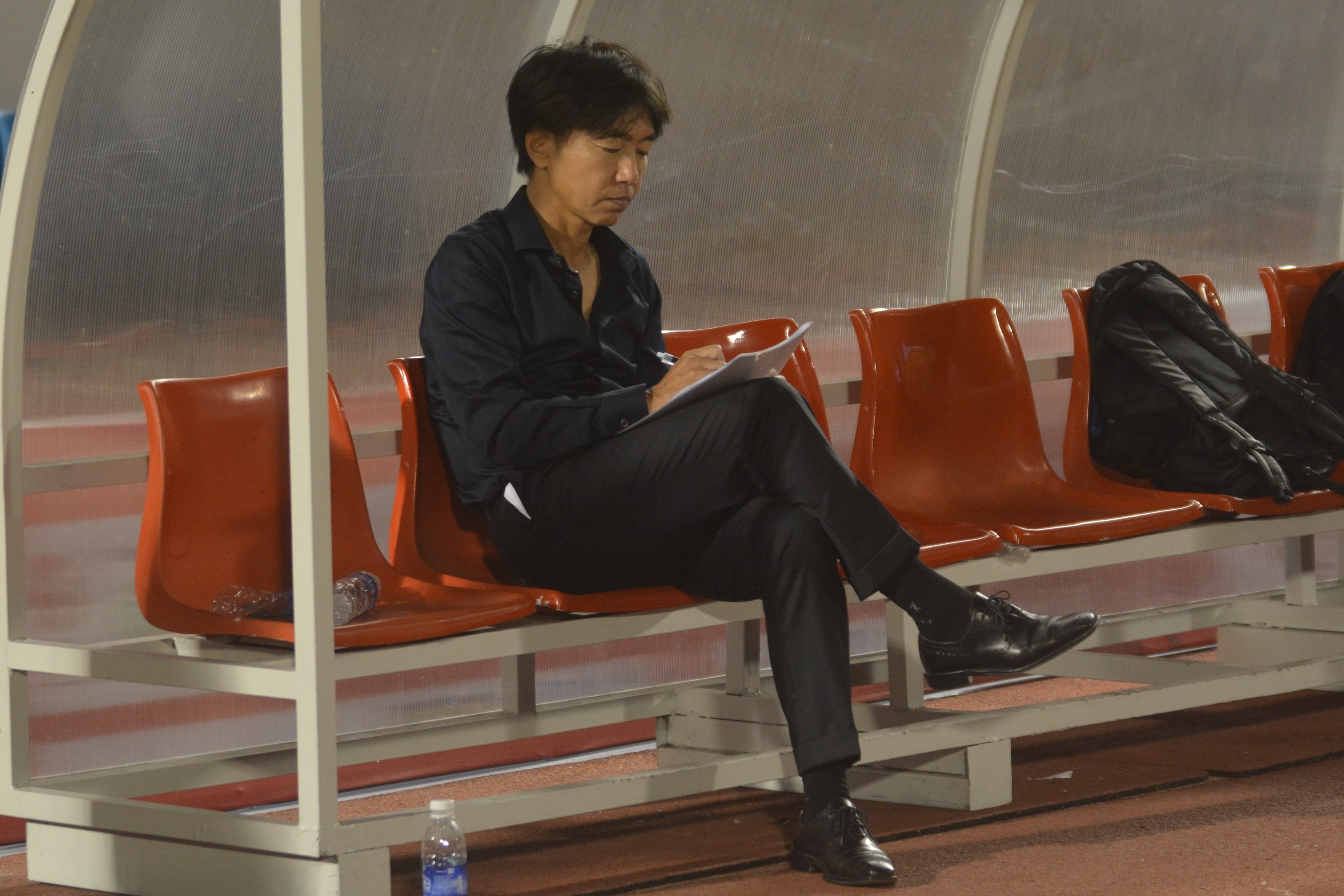 Doi nha bi to da bao luc,  HLV Miura phan ung bat ngo anh 1