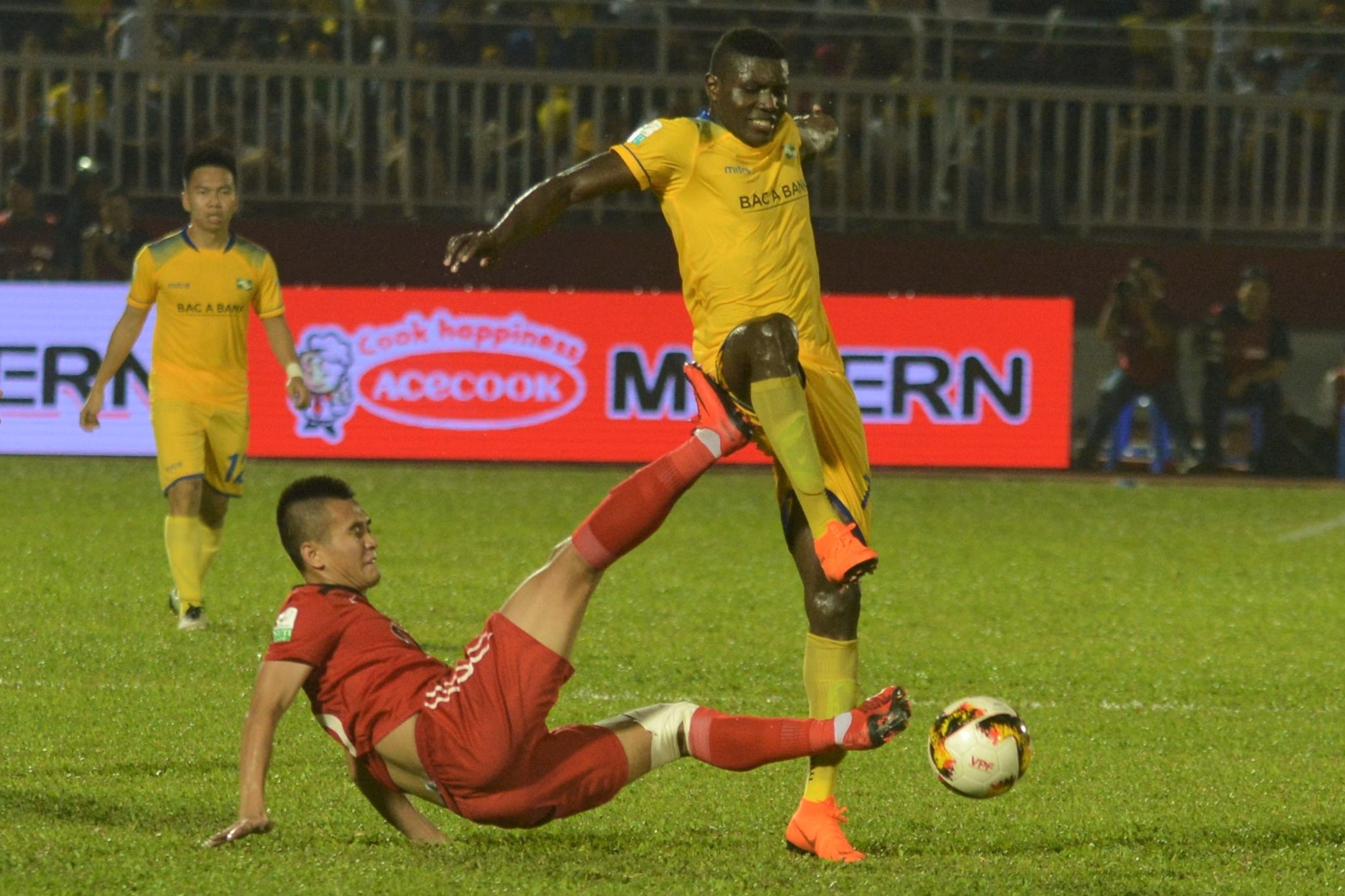 Doi TP.HCM bi to da bao luc, HLV Miura phan ung bat ngo hinh anh