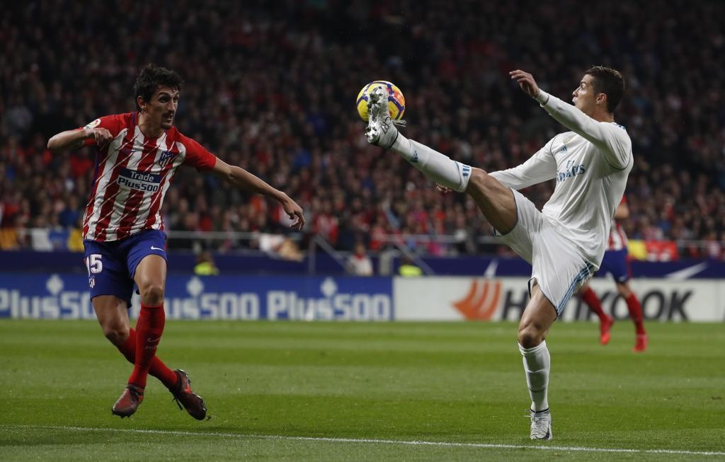 Real Madrid doi mat dieu la lung o tran derby thu do hinh anh