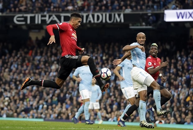 Chris Smalling: 'MU khong muon lam ga he nhin Man City vo dich' hinh anh