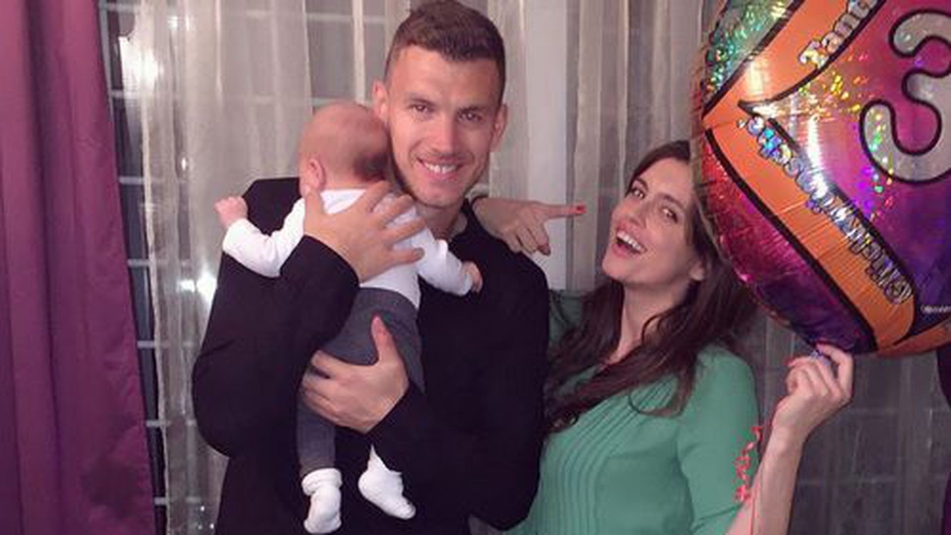 Edin Dzeko và bước ngoặt số phận từ hai người phụ nữ ảnh 1 Edin Dzeko va buoc ngoat so phan tu hai nguoi phu nu anh 1