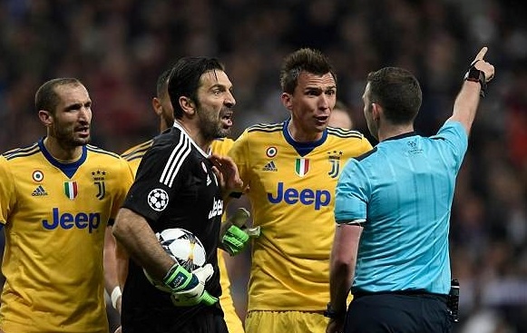 Quả penalty của Real Madrid khiến UEFA phải sử dụng VAR ảnh 1 Qua penalty cua Real Madrid khien UEFA phai su dung VAR anh 1