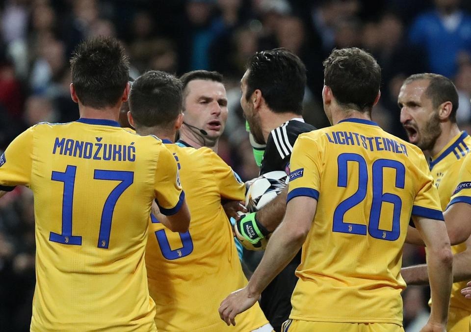 Buffon che trong tai bat tran Real thieu ca tinh hinh anh