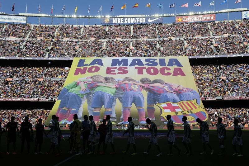 Lo La Masia suy tan, Barcelona het mo co Messi 'de nhi' hinh anh