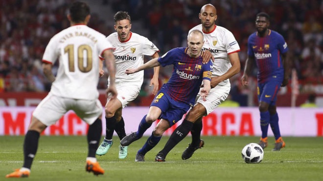 Iniesta voi pha lam ban dang cap vao luoi Sevilla hinh anh