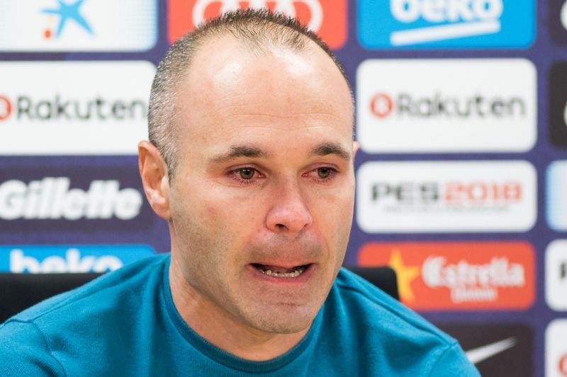 Viet cho Iniesta,  vi doi con do nhieu bat cong anh 1