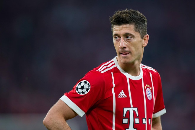 Lewandowski bieng nhac tren san tap,  choi chieu de toi Real anh 2