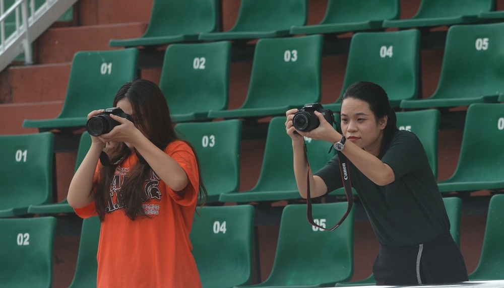 Fan nu dung may xin 'san' Quang Hai anh 2