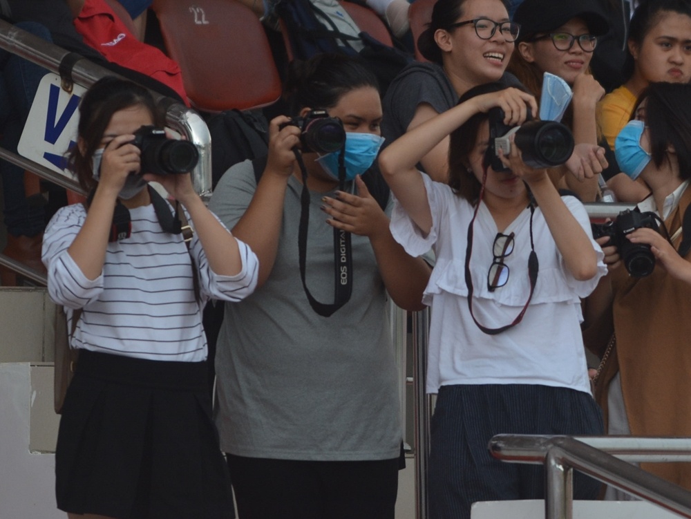 Fan nu dung may xin 'san' Quang Hai anh 3