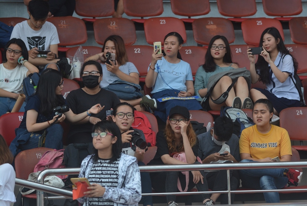 Dan sao U23 Viet Nam bi fan nu vay kin tren san Thong Nhat hinh anh