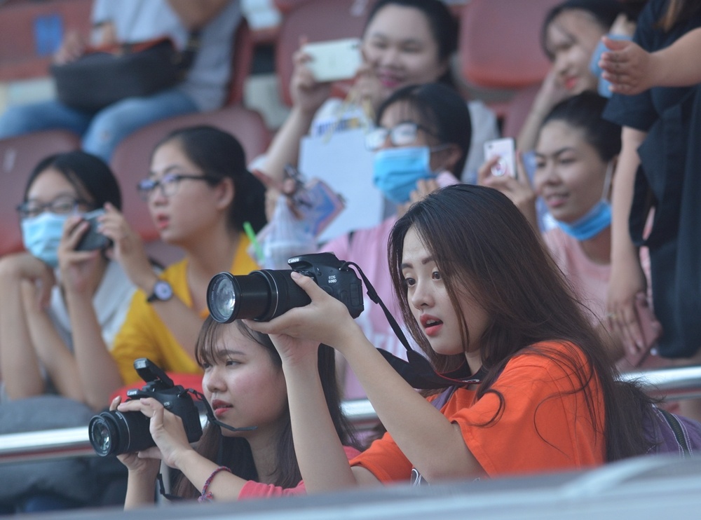 Fan nu dung may anh 'san' sao U23 Viet Nam hinh anh