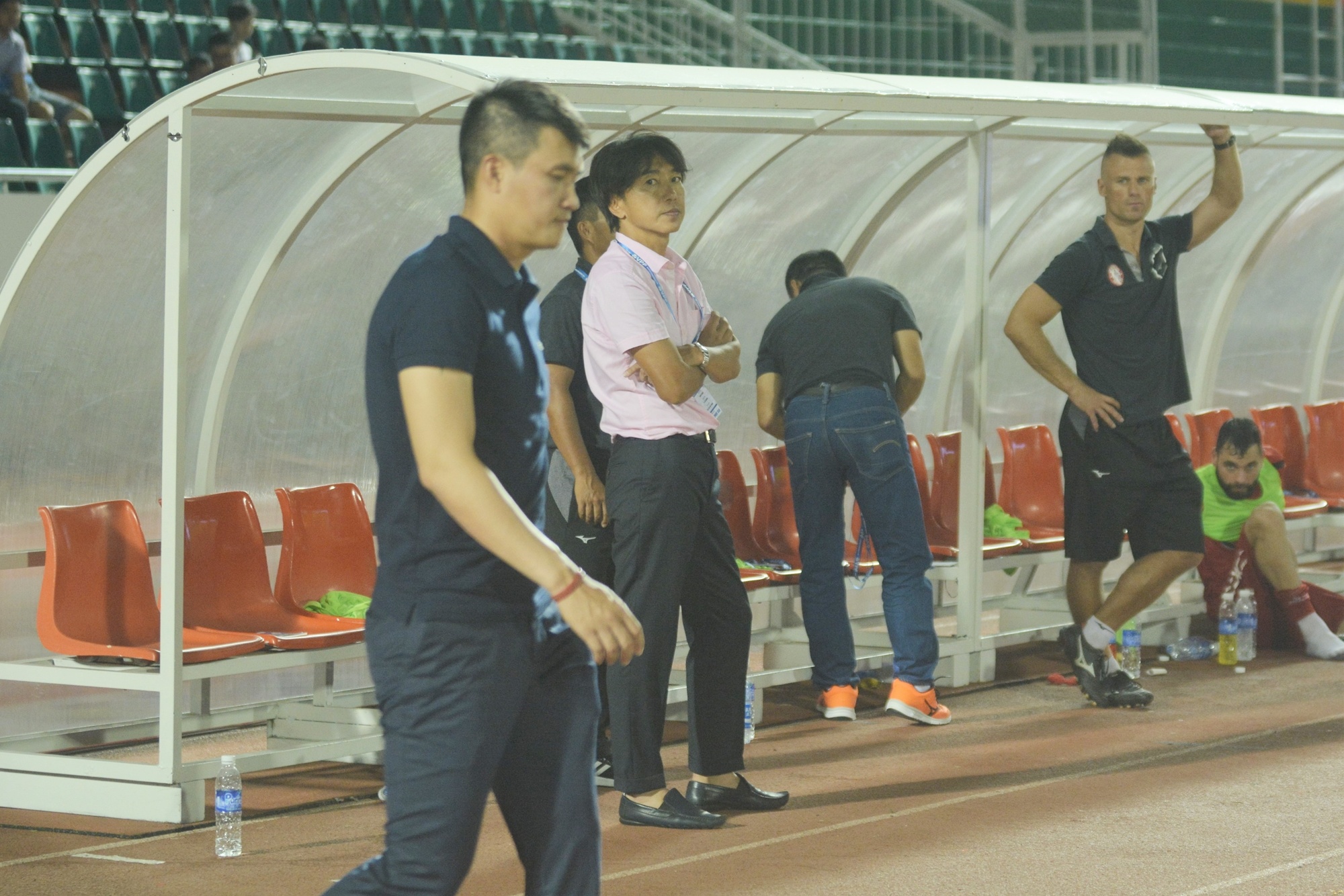 HLV Miura lan dau len tieng sau tuyen bo tu chuc cua Cong Vinh anh 1