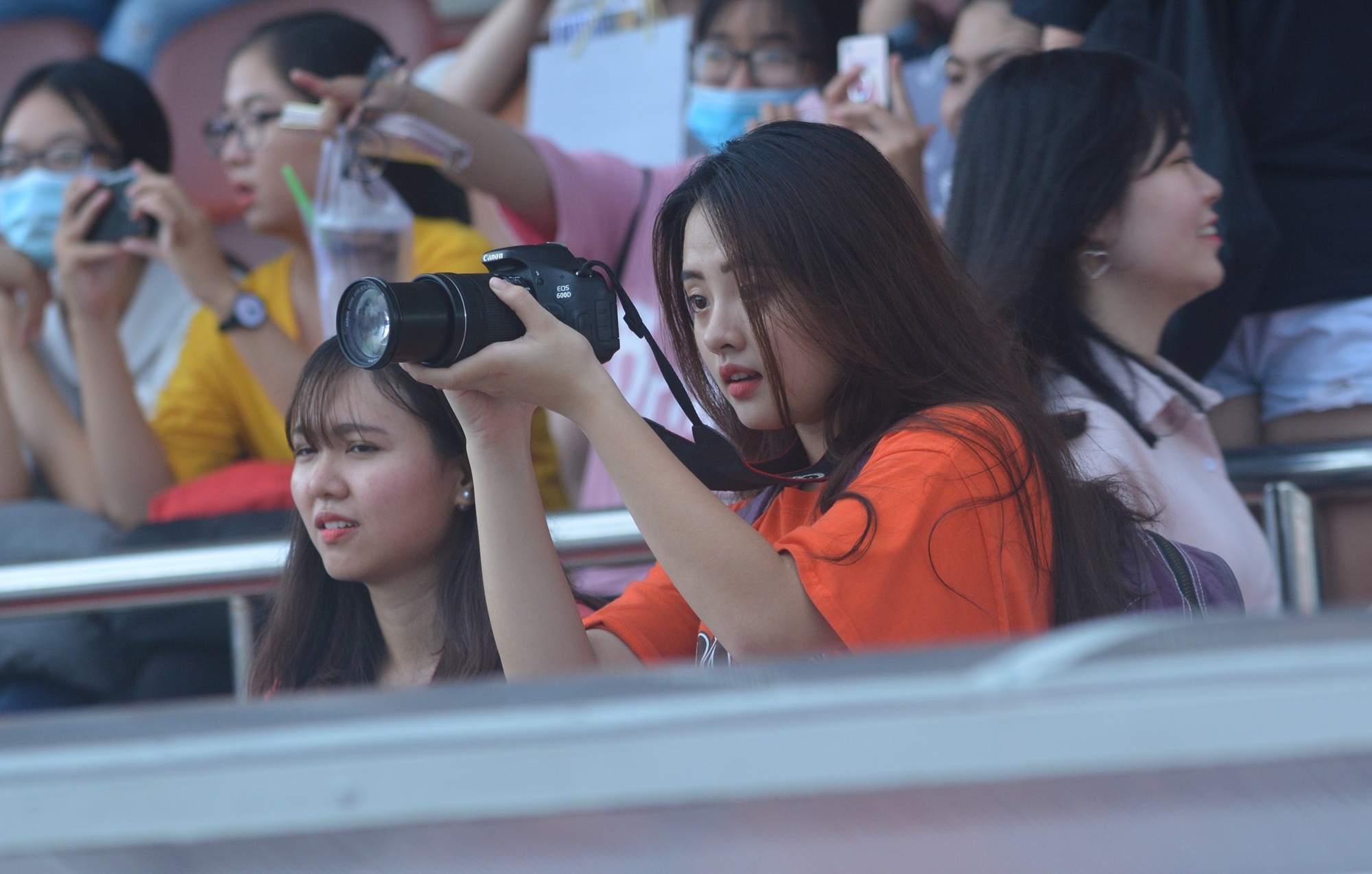 Fan nu dung may xin 'san' Quang Hai anh 5