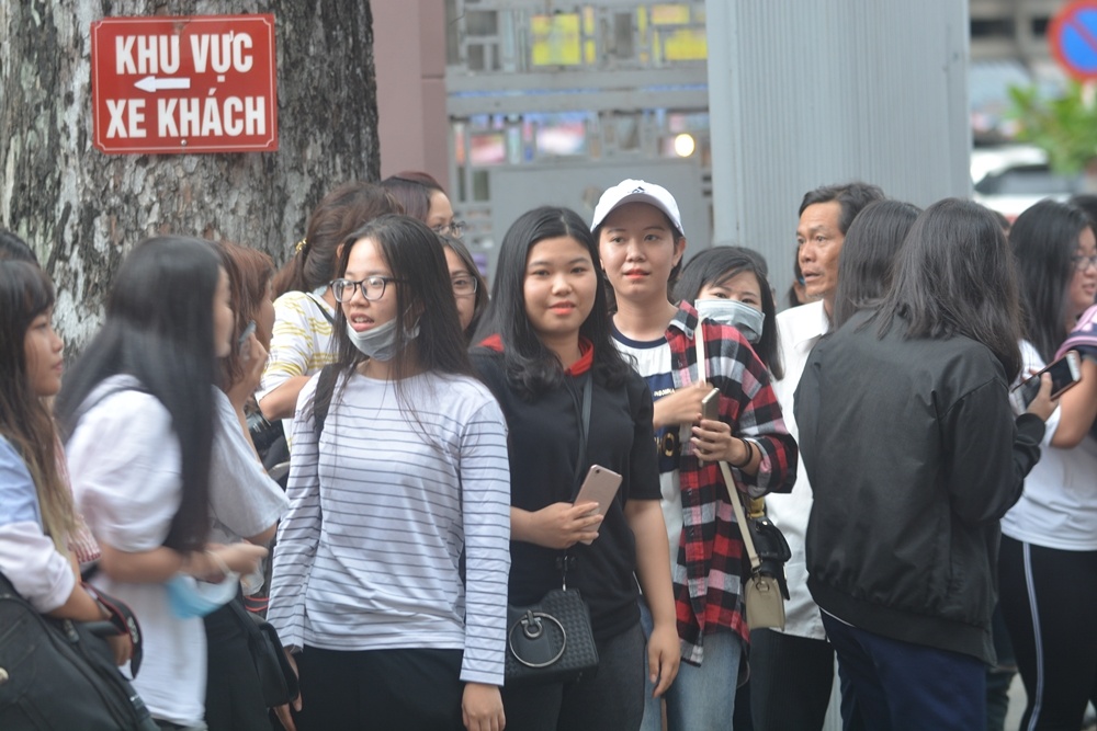 Fan nu dung may xin 'san' Quang Hai anh 6