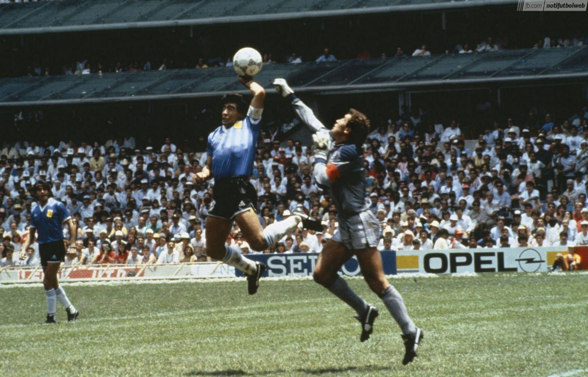 Maradona voi khoanh khac ban thang  'ban tay cua Chua' hinh anh