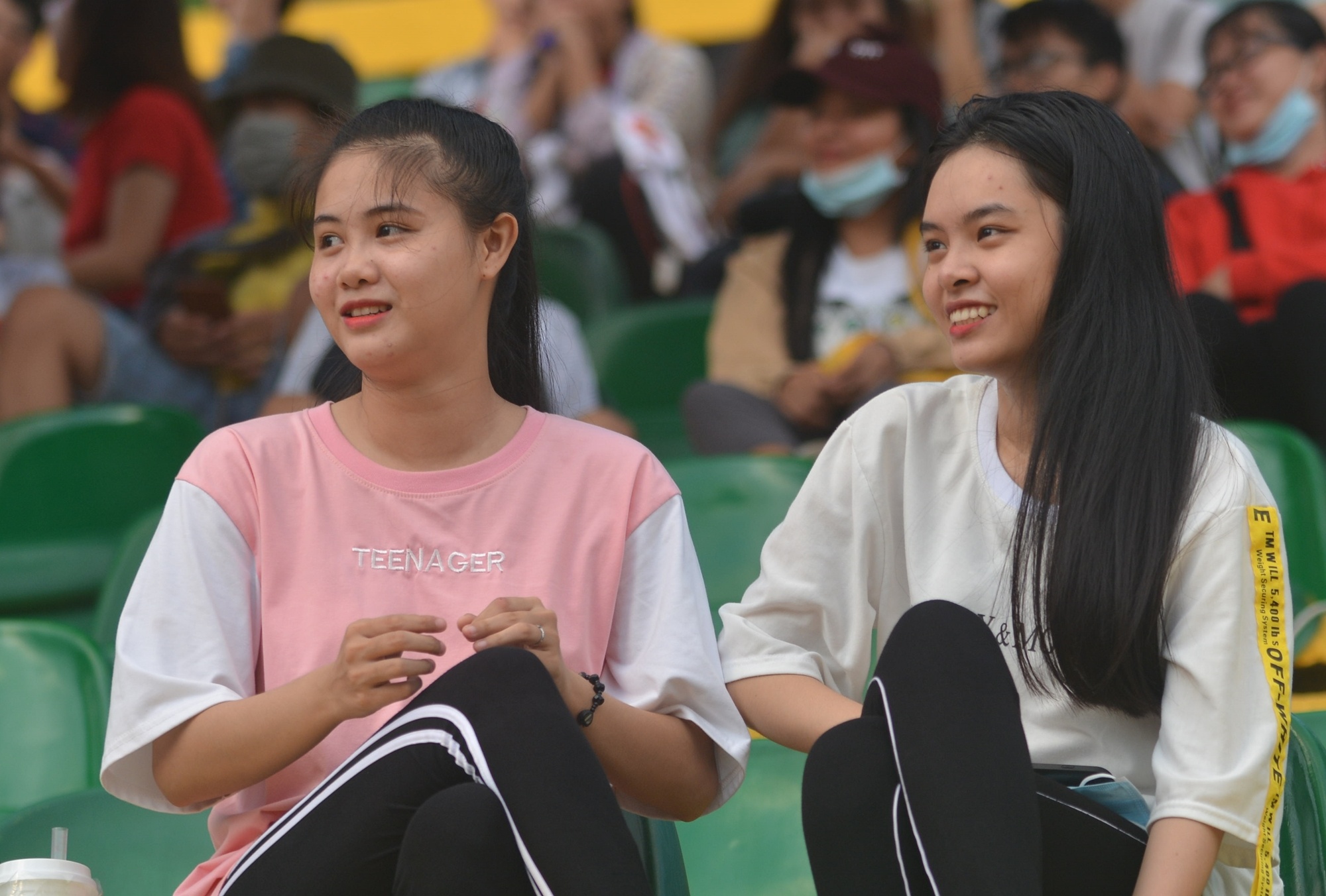 Fan nu Can Tho vay kin HAGL trong buoi tap kin anh 1