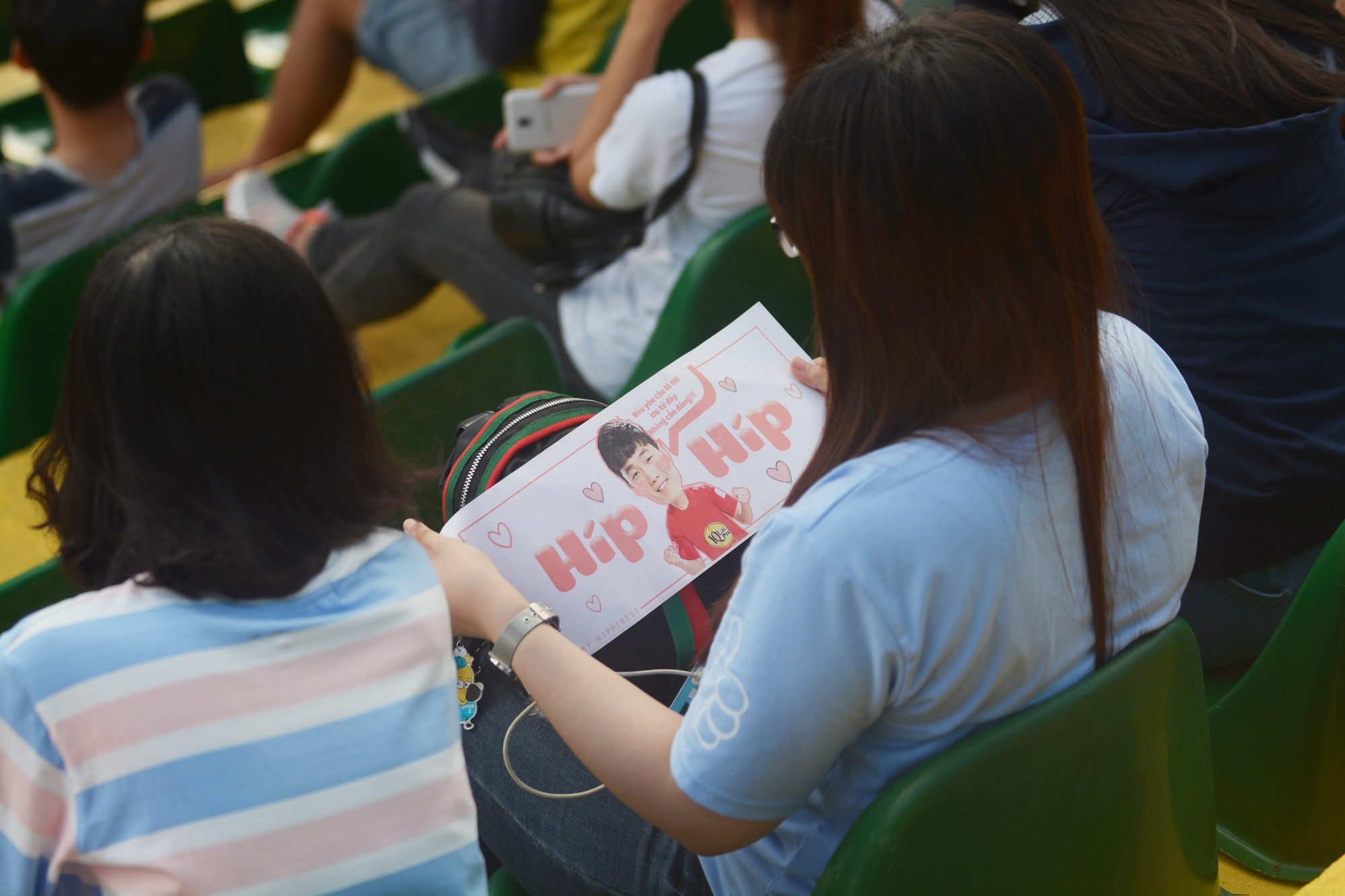 Fan nu Can Tho 'phat sot' vi sao HAGL hinh anh