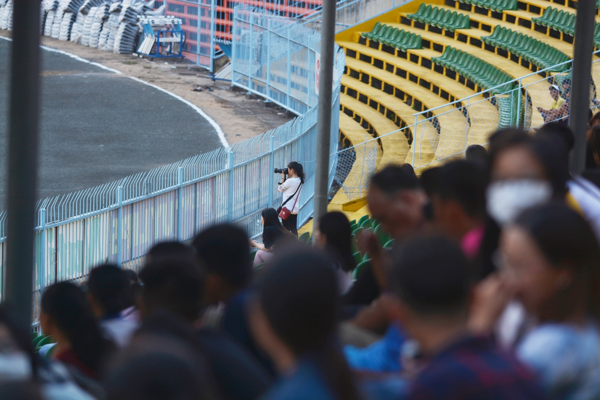 Fan nu Can Tho vay kin HAGL trong buoi tap kin anh 3