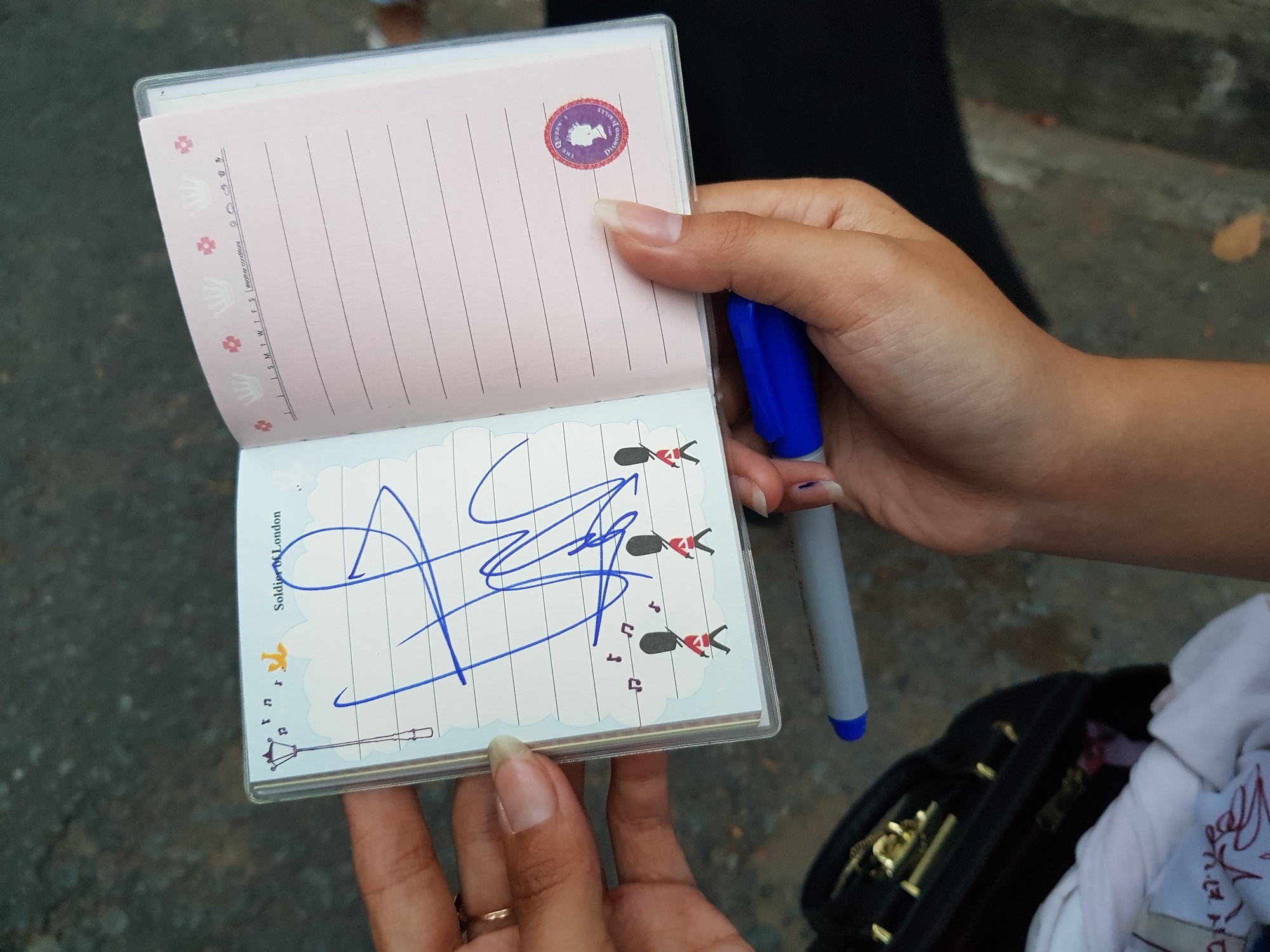 Fan nữ Cần Thơ vây kín HAGL trong buổi tập kín ảnh 7 Fan nu Can Tho vay kin HAGL trong buoi tap kin anh 7