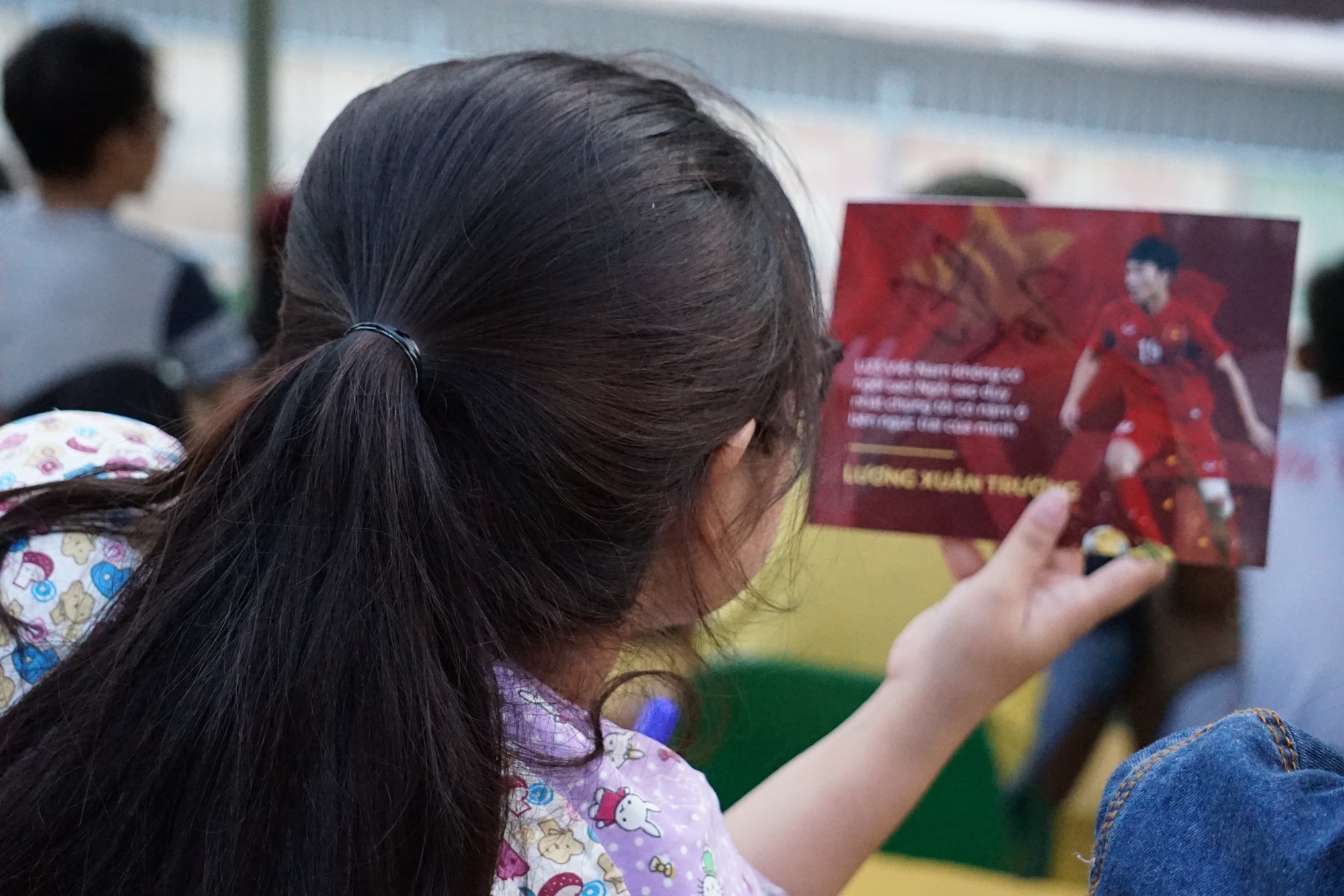 Fan nu Can Tho vay kin HAGL trong buoi tap kin anh 5