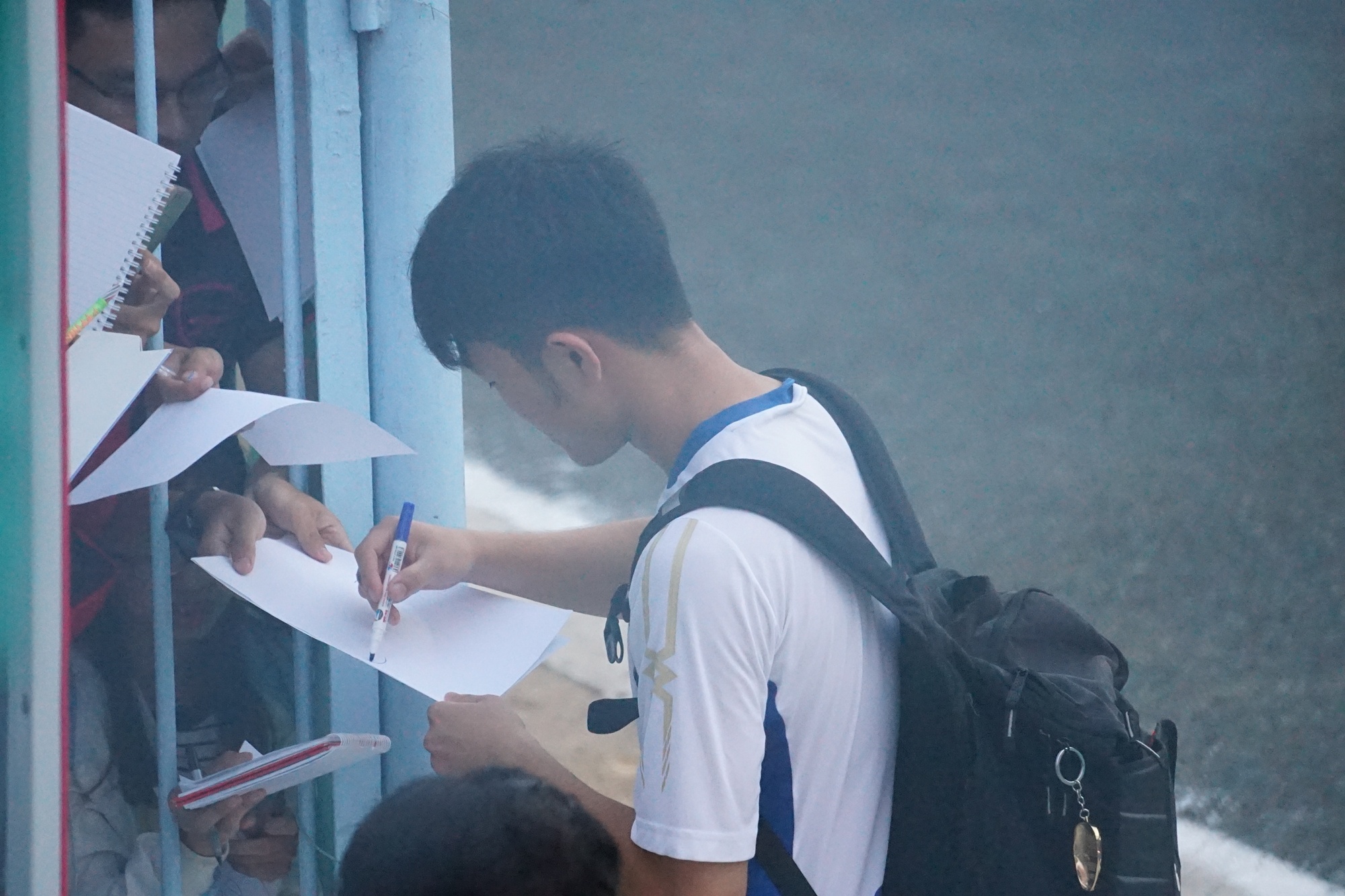 Fan nu Can Tho vay kin HAGL trong buoi tap kin anh 6