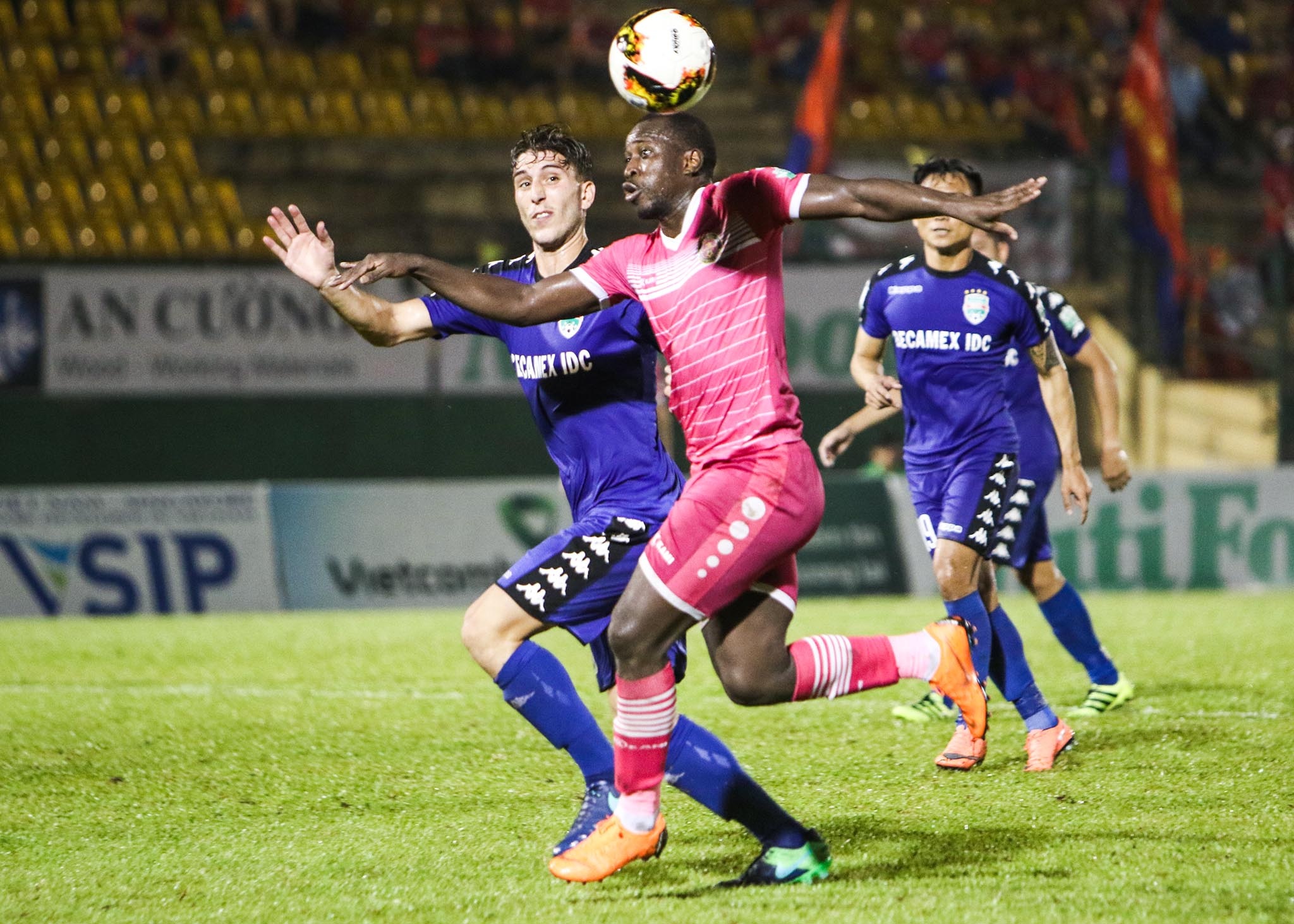 Sao U20 Viet Nam lap poker,  dua Binh Duong len nhi bang V.League anh 8