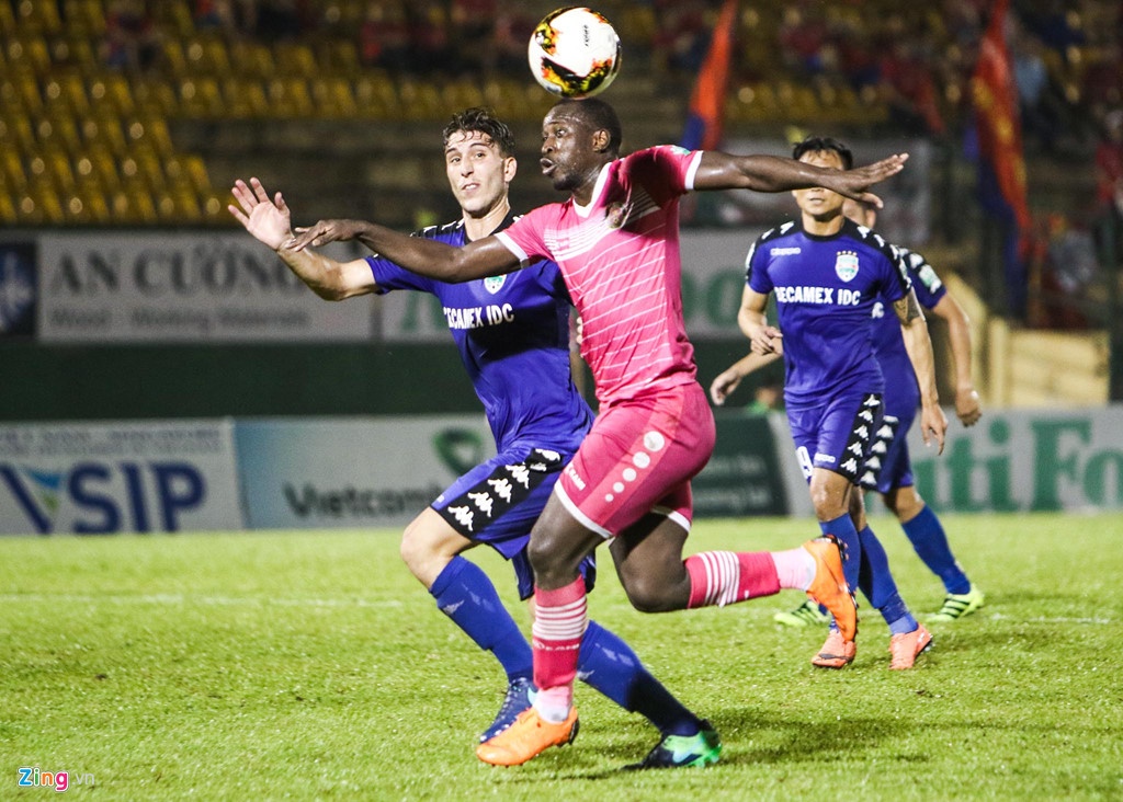 Ngoại binh đá kém, HLV Tài Em 'kêu trời' ảnh 1 Ngoai binh da kem, HLV Tai Em 'keu troi' anh 1