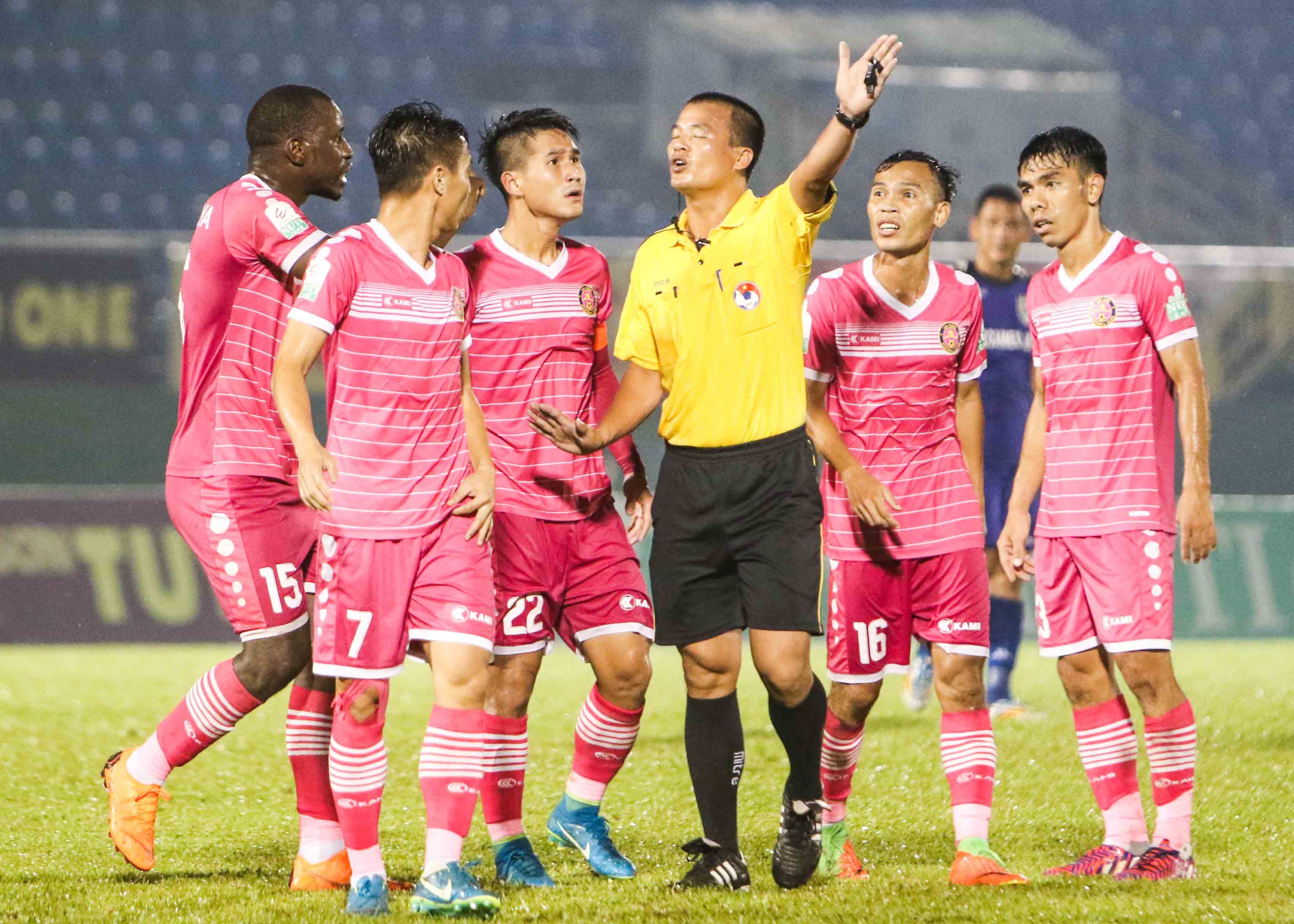 Sao U20 Viet Nam lap poker,  dua Binh Duong len nhi bang V.League anh 9