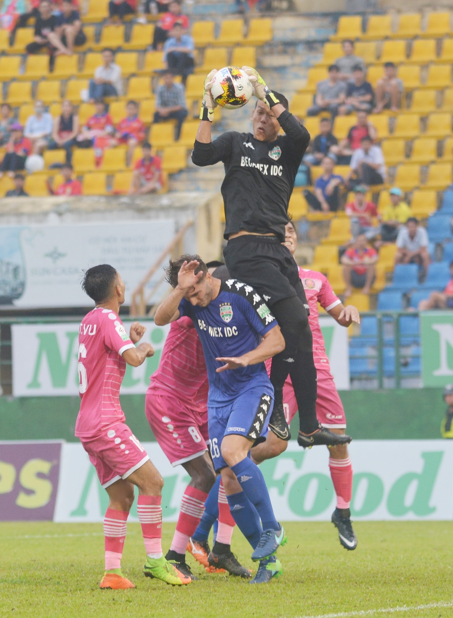 Sao U20 Viet Nam lap poker,  dua Binh Duong len nhi bang V.League anh 7