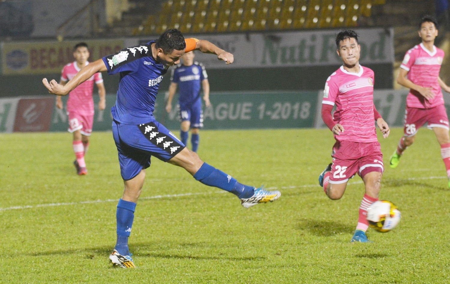 Sao U20 Viet Nam lap poker,  dua Binh Duong len nhi bang V.League anh 6