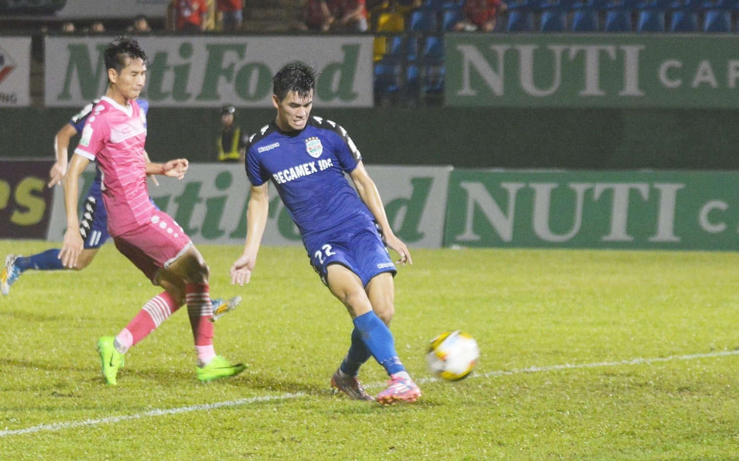 Sao U20 Viet Nam lap poker,  dua Binh Duong len nhi bang V.League anh 4