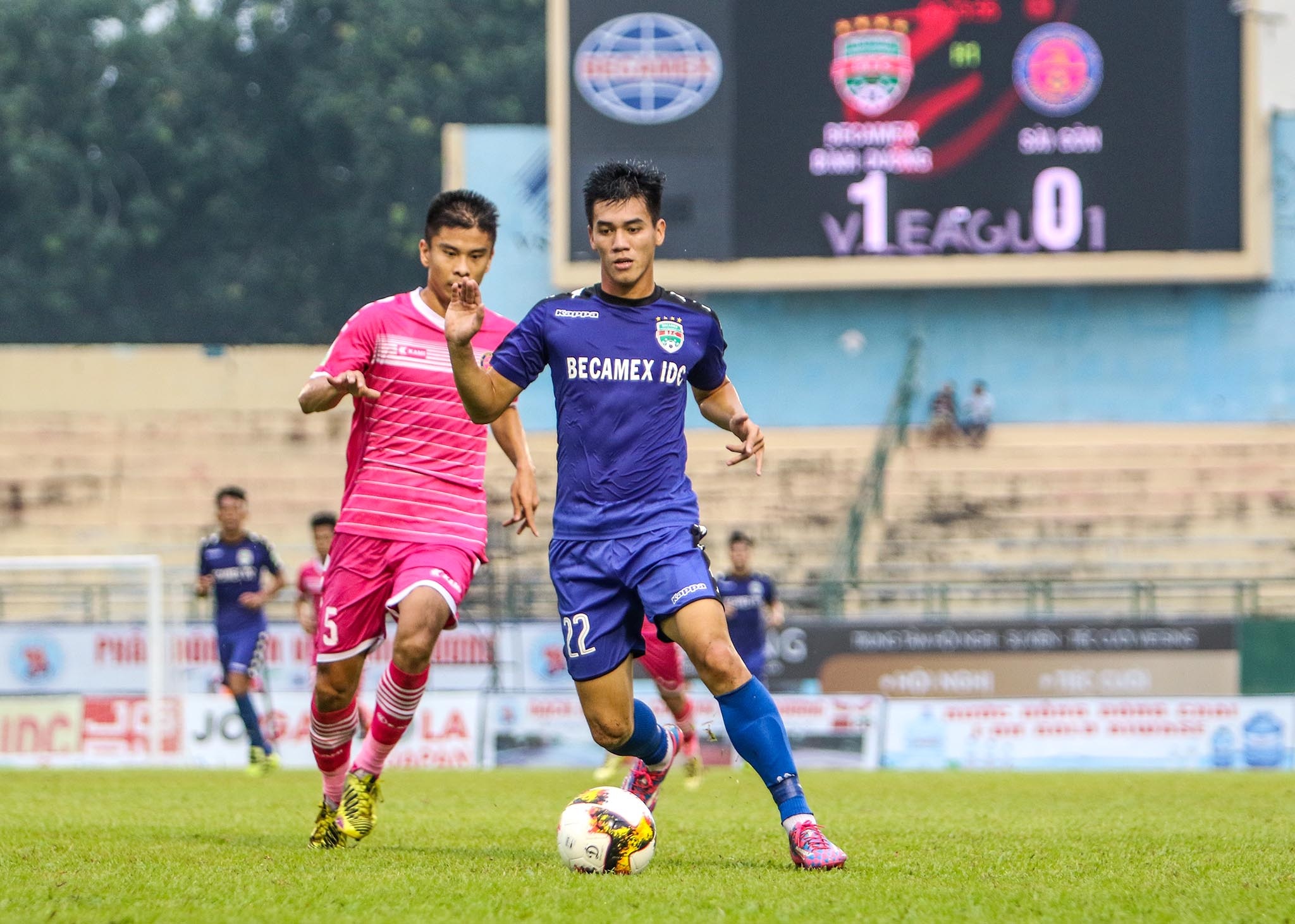 Sao U20 Viet Nam lap poker,  dua Binh Duong len nhi bang V.League anh 3