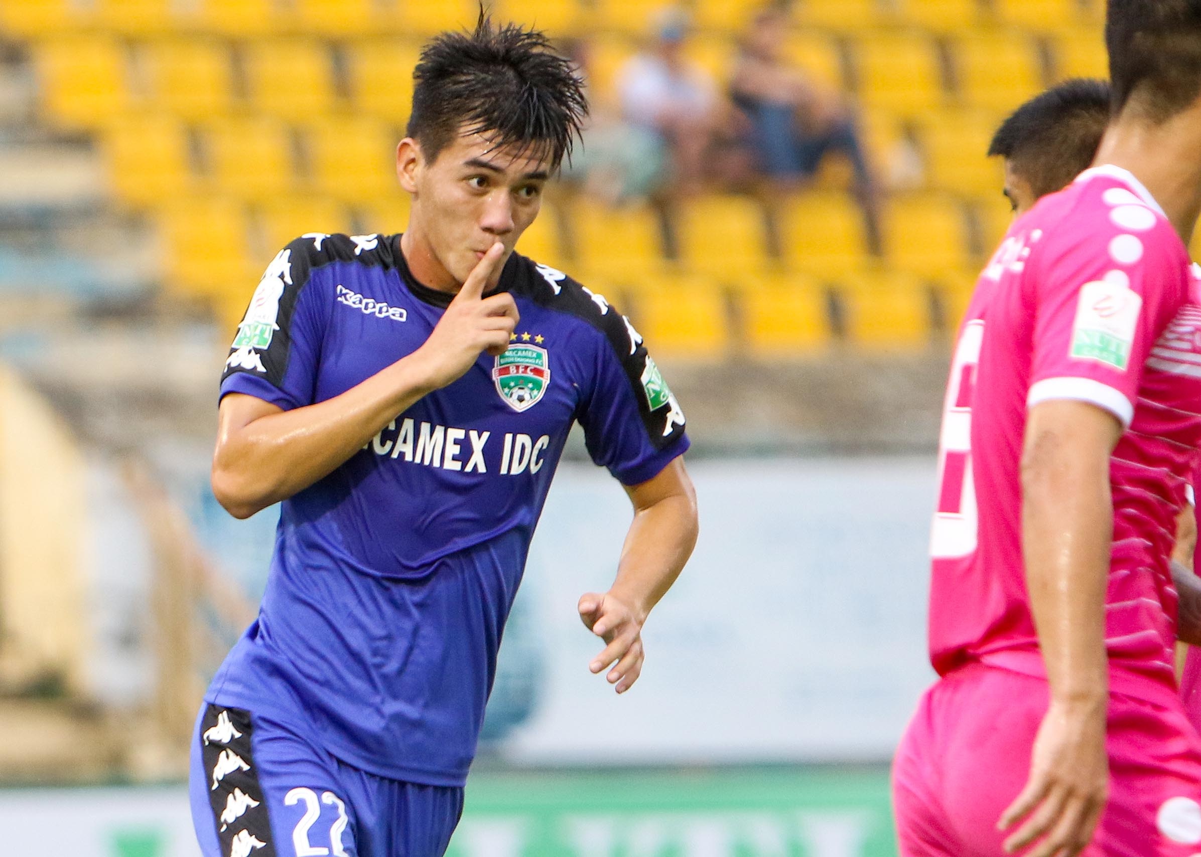 Sao U20 Viet Nam lap poker, dua Binh Duong len nhi bang V.League hinh anh