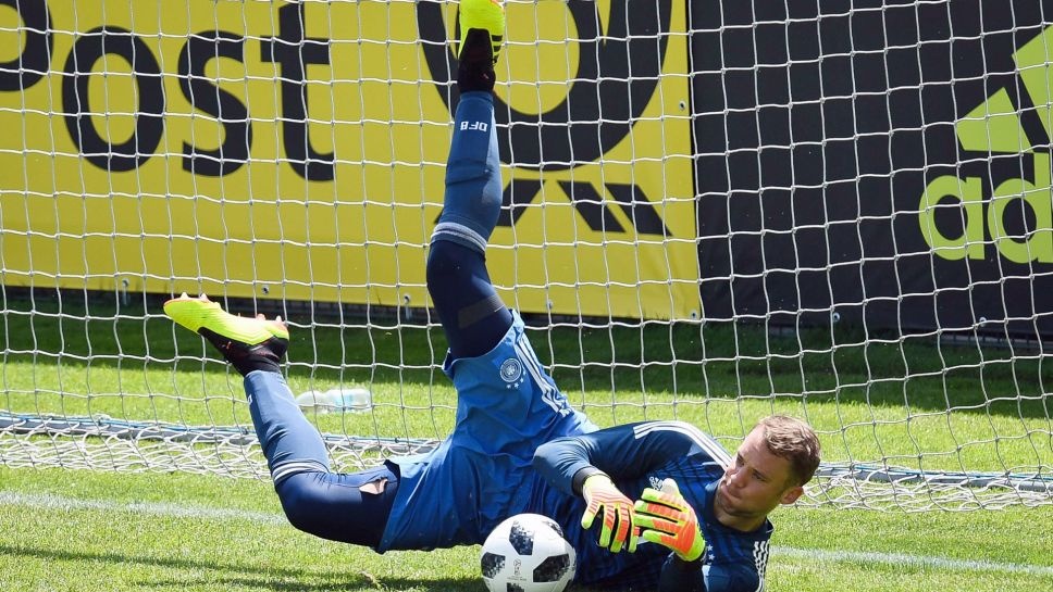 Tuyen Duc mao hiem voi Manuel Neuer hinh anh