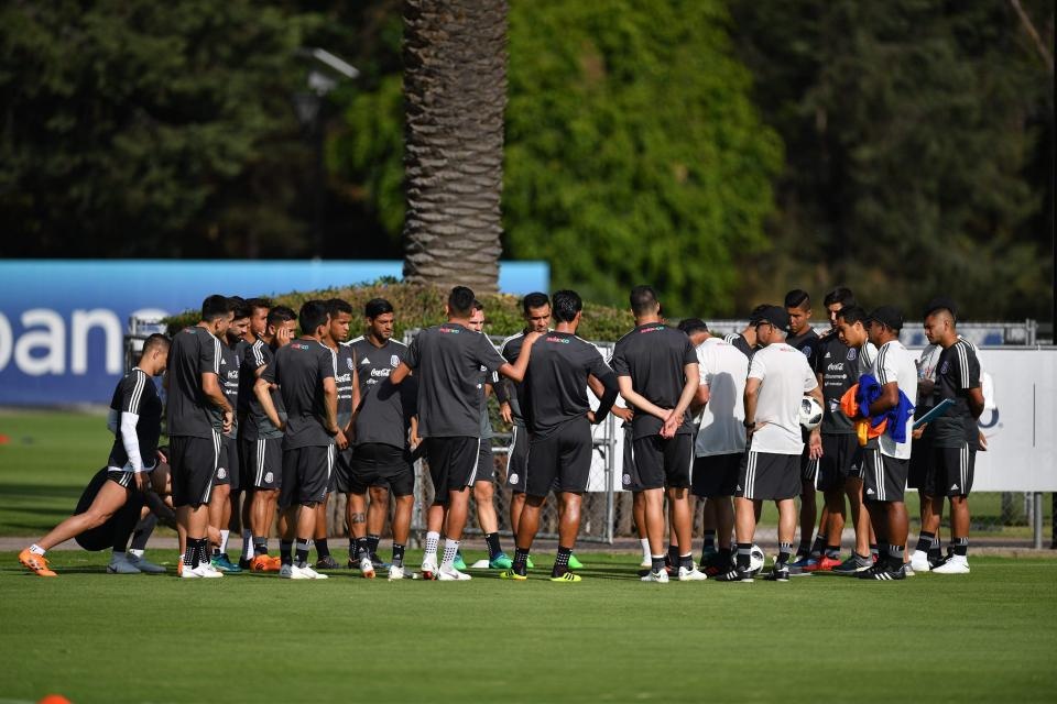 Cau thu Mexico che chen voi gai mai dam truoc World Cup anh 2