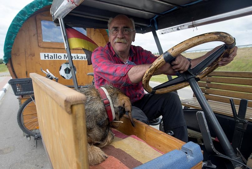 Fan Duc dat cho cung di may keo den Nga xem World Cup 2018 hinh anh